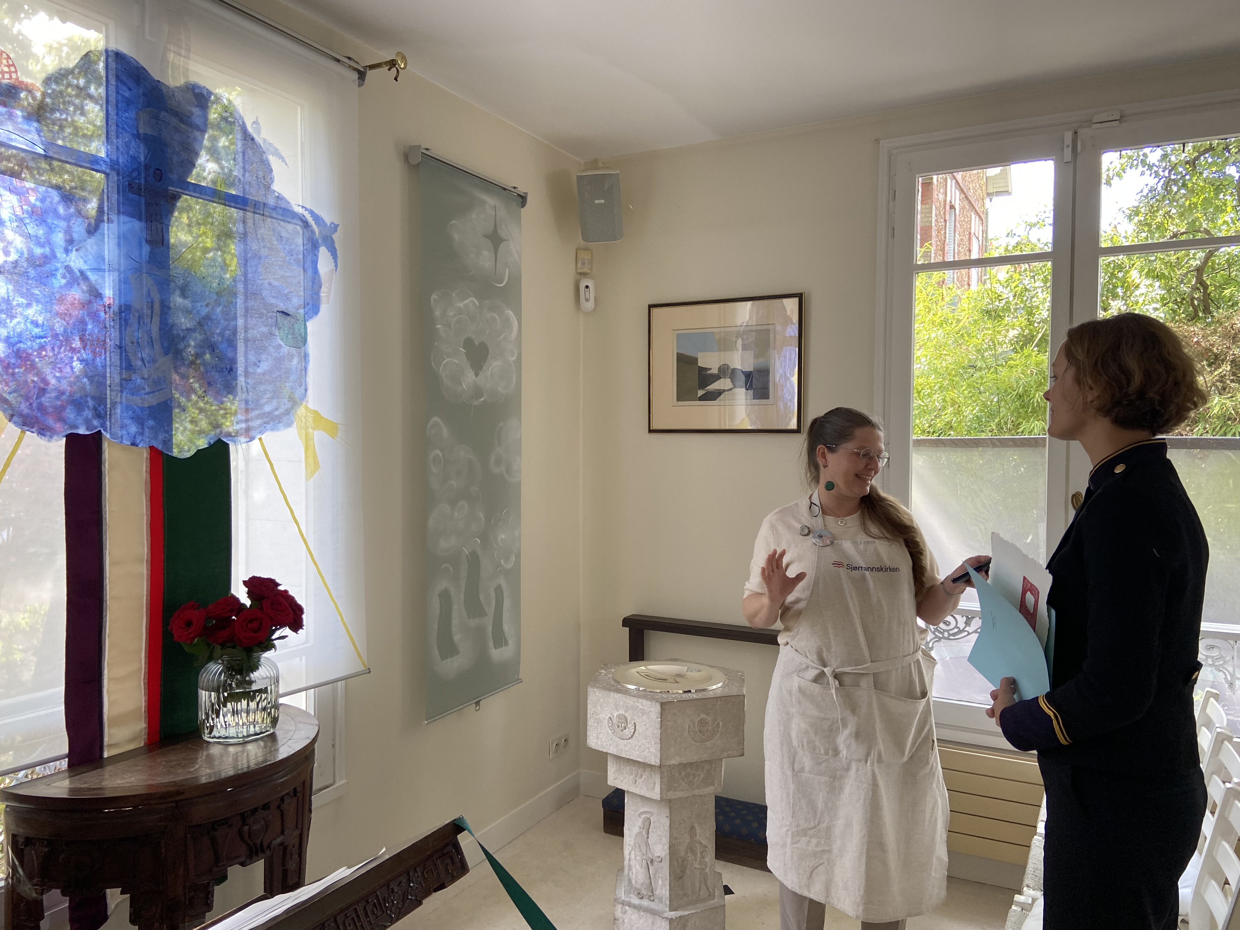 AVDUKNING: Kunstner Karianne Brevick aka Karianne B, har ledet et kunstprosjekt der barn og voksne sammen har laget ny altertavle til kirkerommet. Kulturministeren avduket kunstverket og fikk orientering om prosjektet.