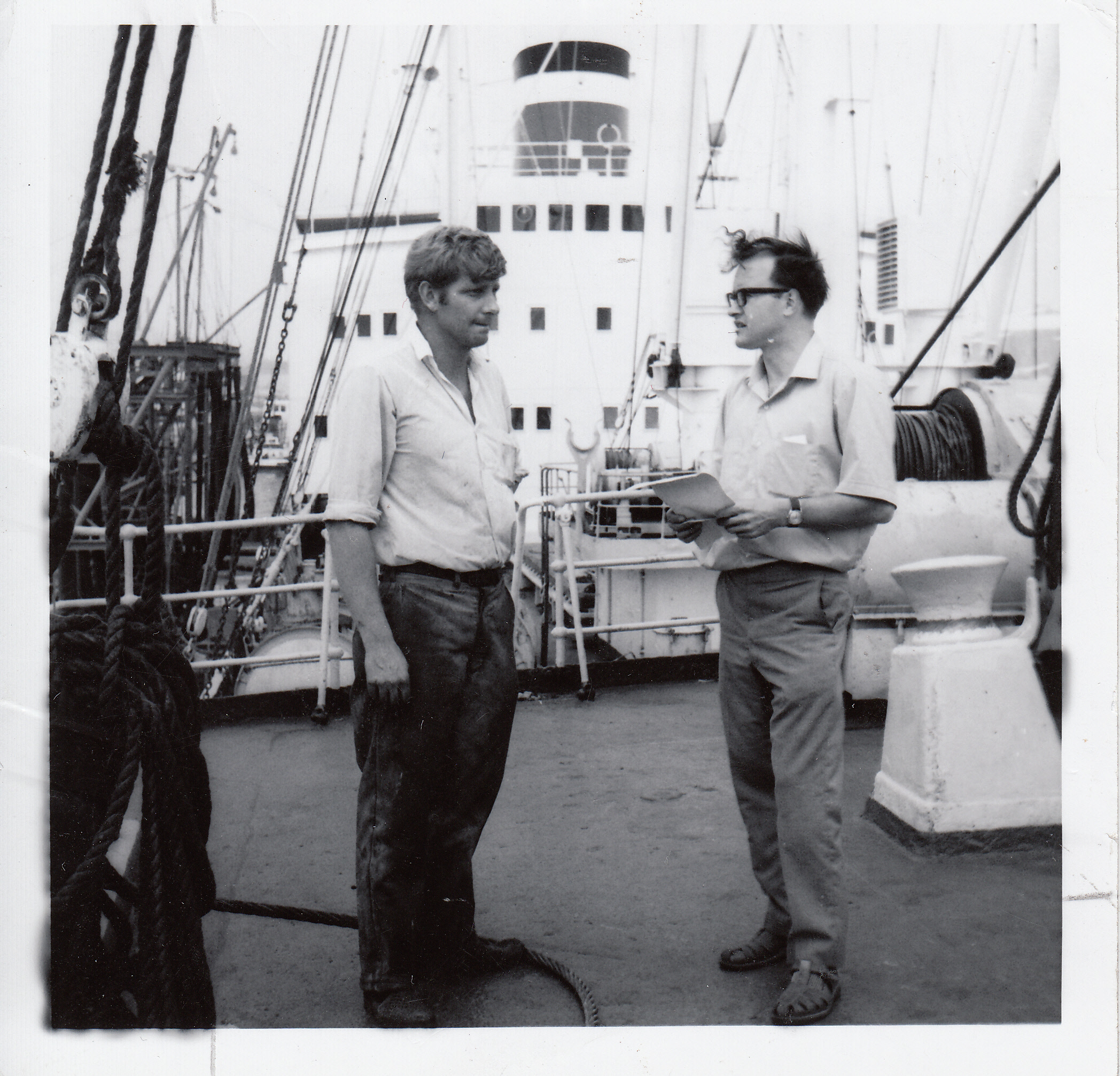 3 Innvitasjon Til Kjerka . Sjømannsprest Svendsen Til Høyre Med En Sjømann Trolig I Slutten Av 1960 Årene Foto Sjømannskirken 2