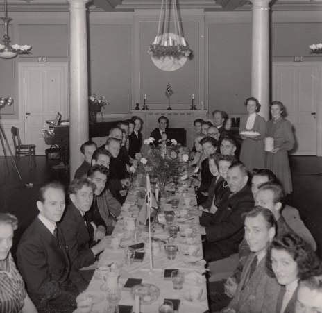 FØRSTEREISGUTT STÅR KONFIRMANT