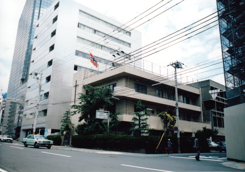 STORBYEN REISER SEG RUNDT KOBEKIRKEN