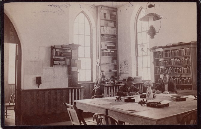 BREVSKRIVING PÅ LESEVÆRELSET I PENSACOLA