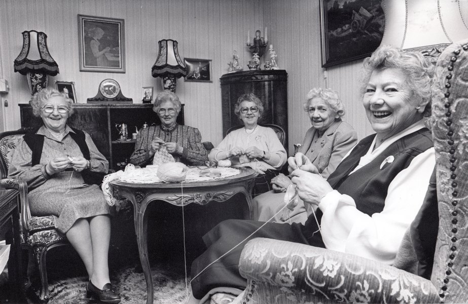 KVINNENE DRO FORTSATT LASSET