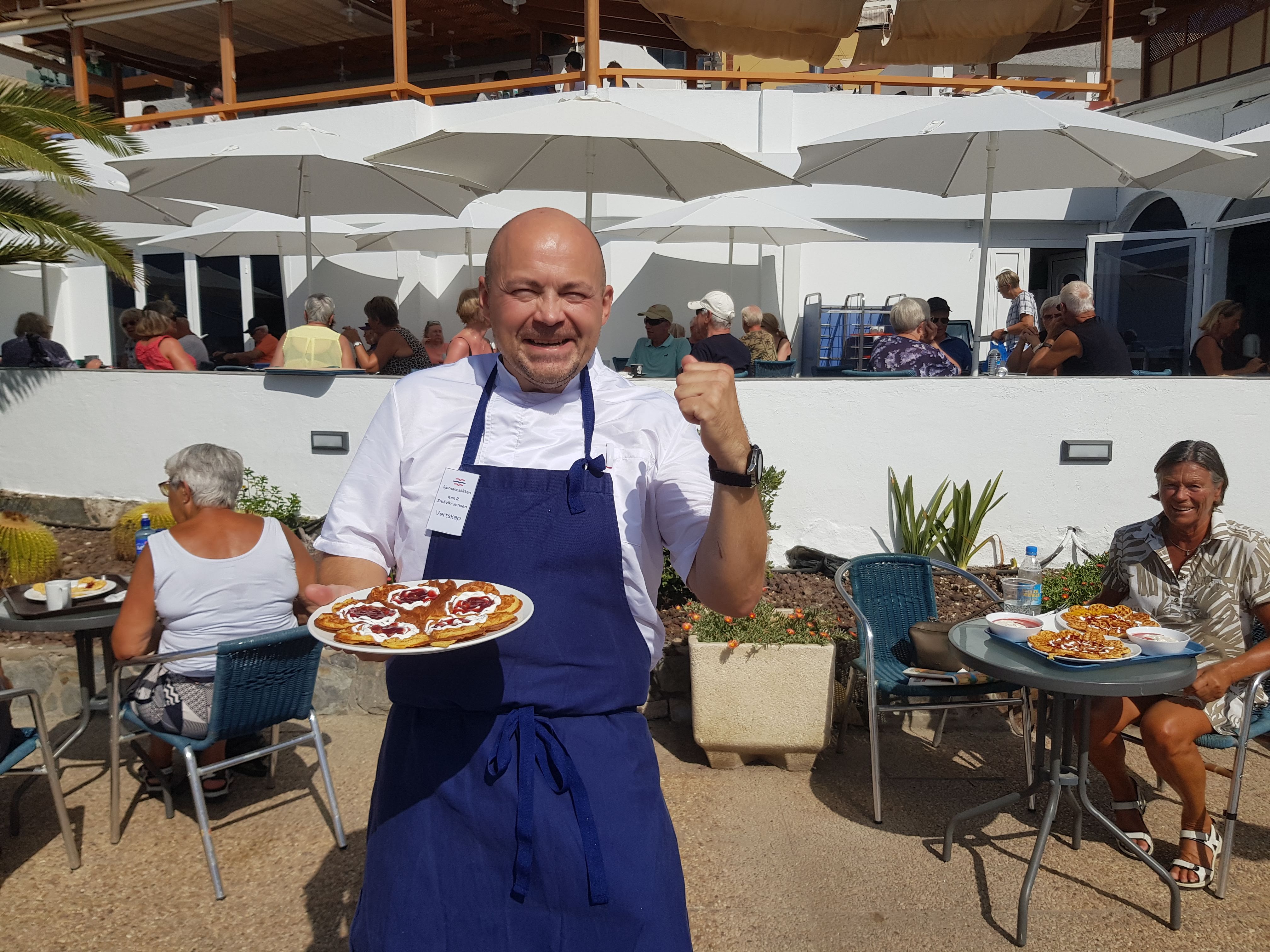 Jubelen var stor på Gran Canaria da de fikk vite at deres oppskrift vant tittelen «verdens beste vaffel». På bildet ser du Ken Roger Småvik-Jensen som er vertskap på Gran Canaria.