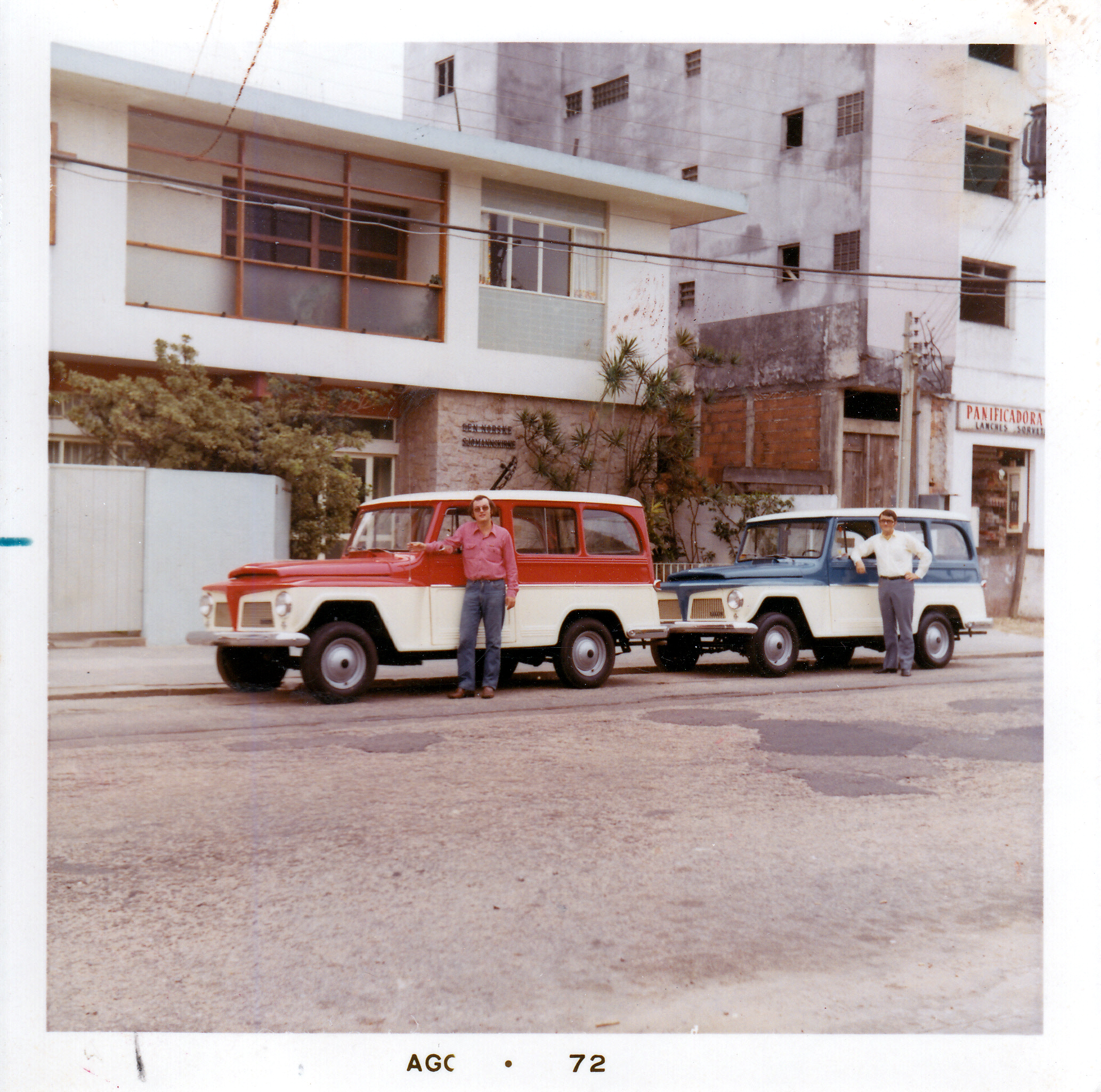 13 Santos Hver Sin Bil Foran Kirken 1972 Foto Sjømannskirken