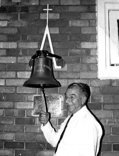 SKIPSKLOKKEN RINGER INN