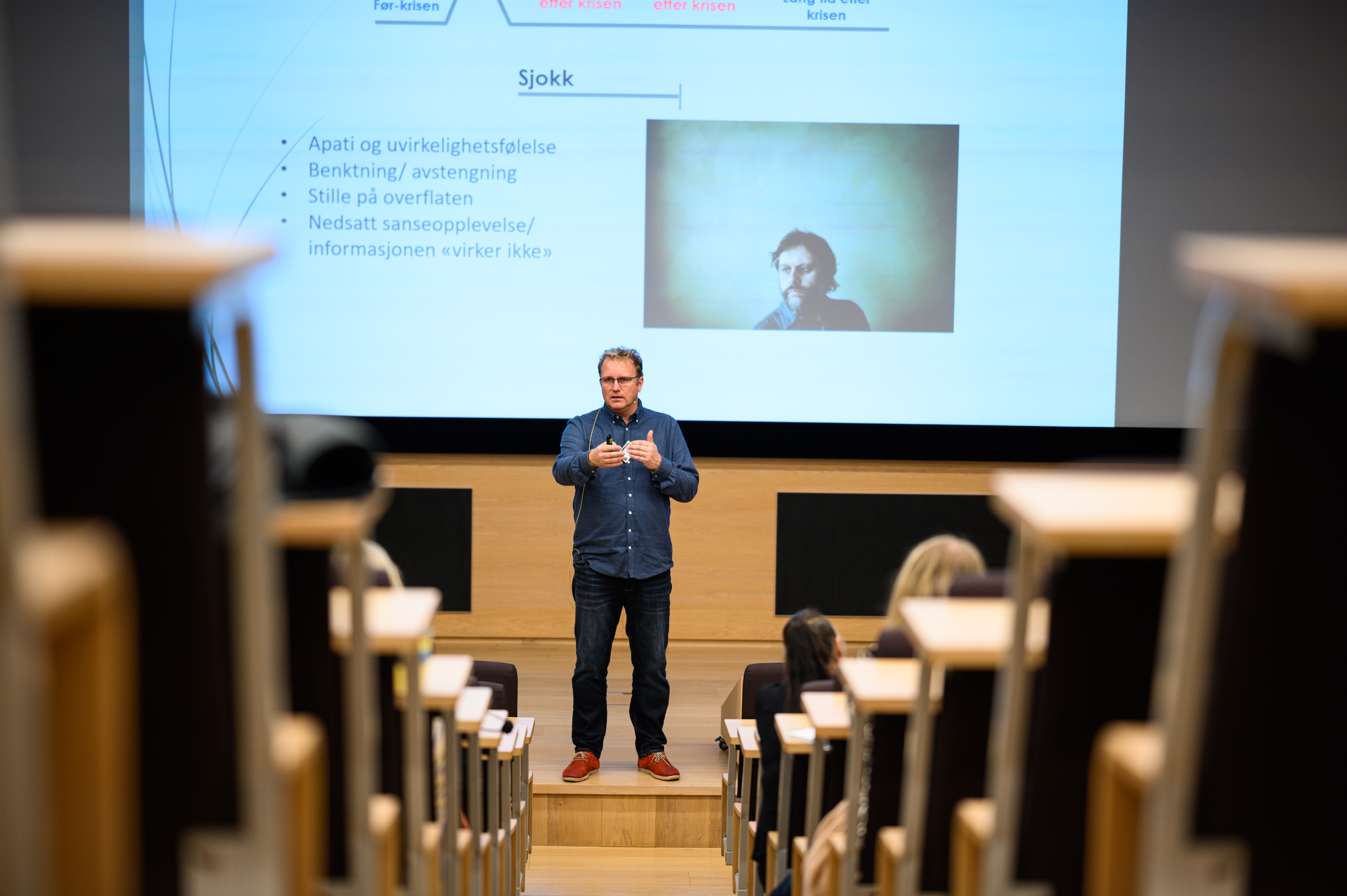 Jan Stellef Rønningen fra Sjømannskirken leder kurset i pårørendehåndtering. Først teori i auditoriet, så praktisk samtaletrening i små grupper.