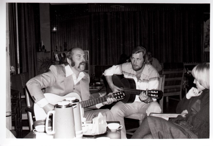 SJØFOLKENE UNDERHOLDER PÅ LESEVÆRELSET