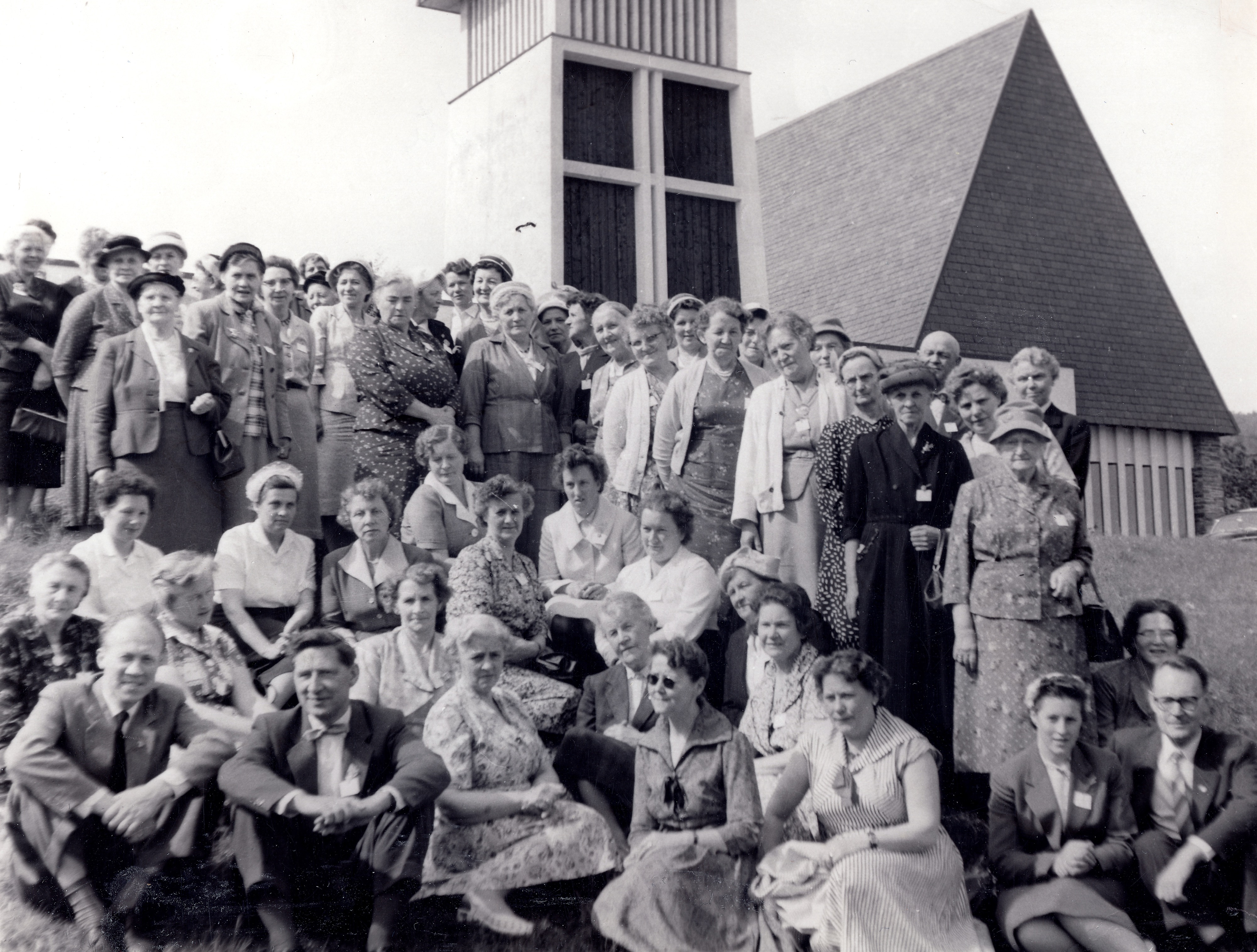 6 1950 A Rene Deltakere Pa Kretsmoetet Foran Kirken Harstad Krets Foto Sjoemannskirken