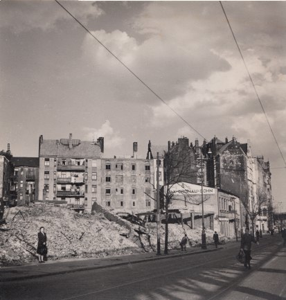 SJØMANNSKIRKEN I HAMBURG I RUINER