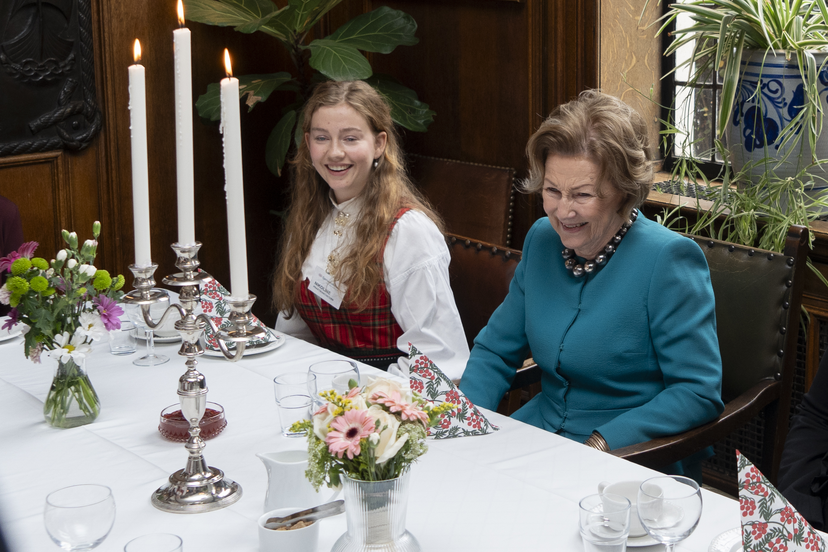 Praktikant på Sjømannskirken i Lonodn Nikoline Vadseth sammen med Dronning Sonja under kirkekaffen.