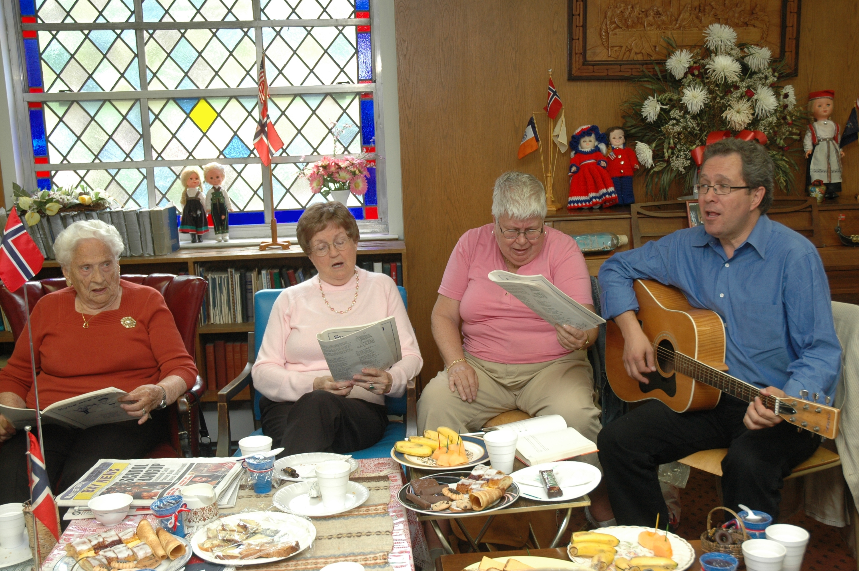 26 Sjømannspresten Besøker Det Norske Leserommet I Brooklyn, Med Siste Rest Av Norskfødte Innvandrere Der 2006 Foto Marit Heiene Sjømannskirken