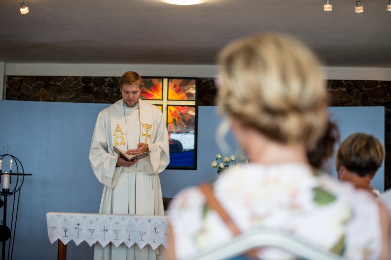 Sjømannsprest Eivind Ørum under en vielse ved Sjømannskirken på Gran Canaria.