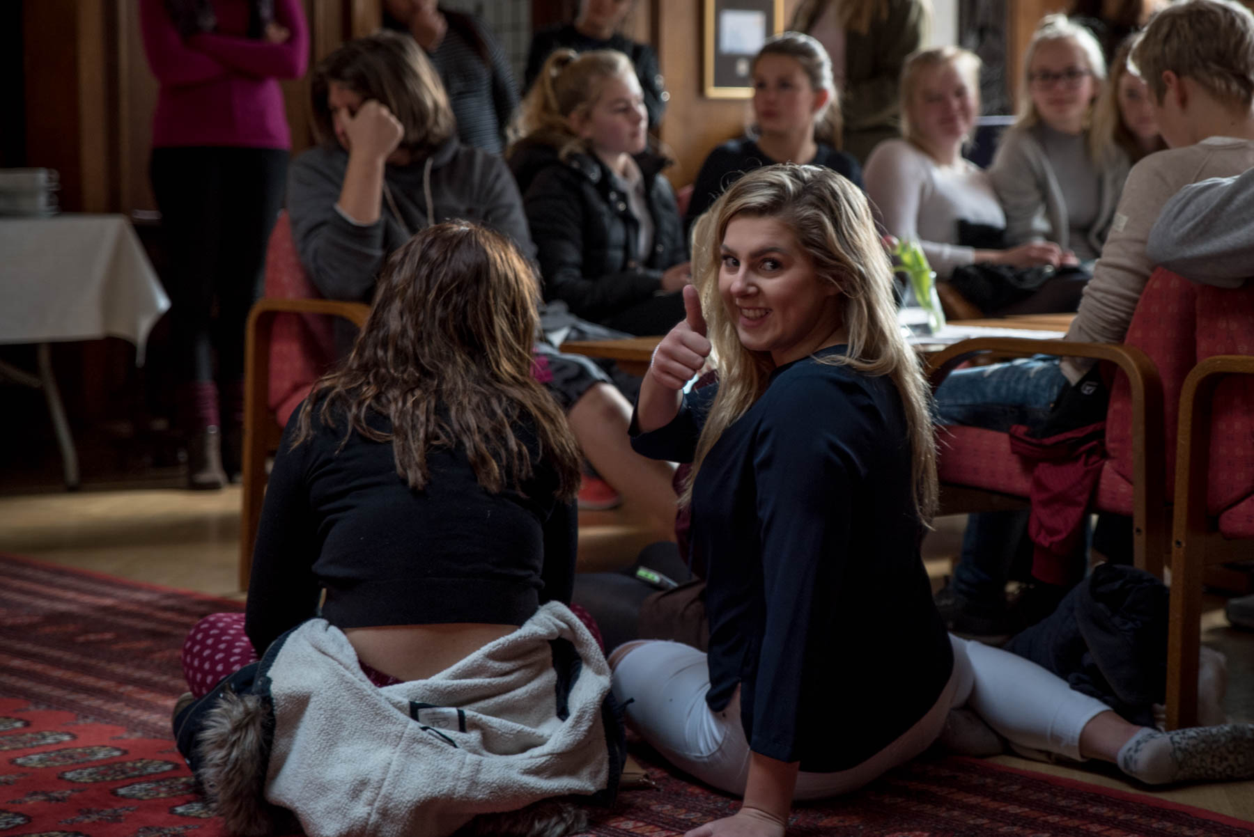 Fornøyd: -   Ida Lutro gir tommel opp for konfirmantleiren.