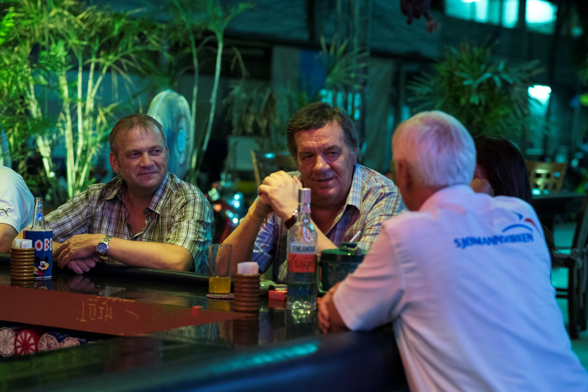 Ved bardisken -   Oddbjørn Kjestad (t.v) og Lars Magnus Falch har en rolig kveld på Scandinavian Bar.