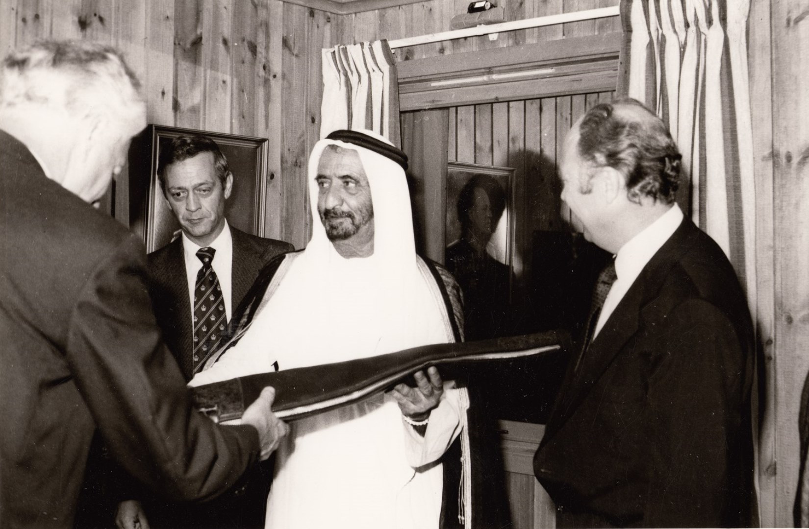 På åpningsdagen 17. oktober 1976 fikk Sjeik Rashid overrakt en rifle i gave fra det norske miljøet i Dubai. -