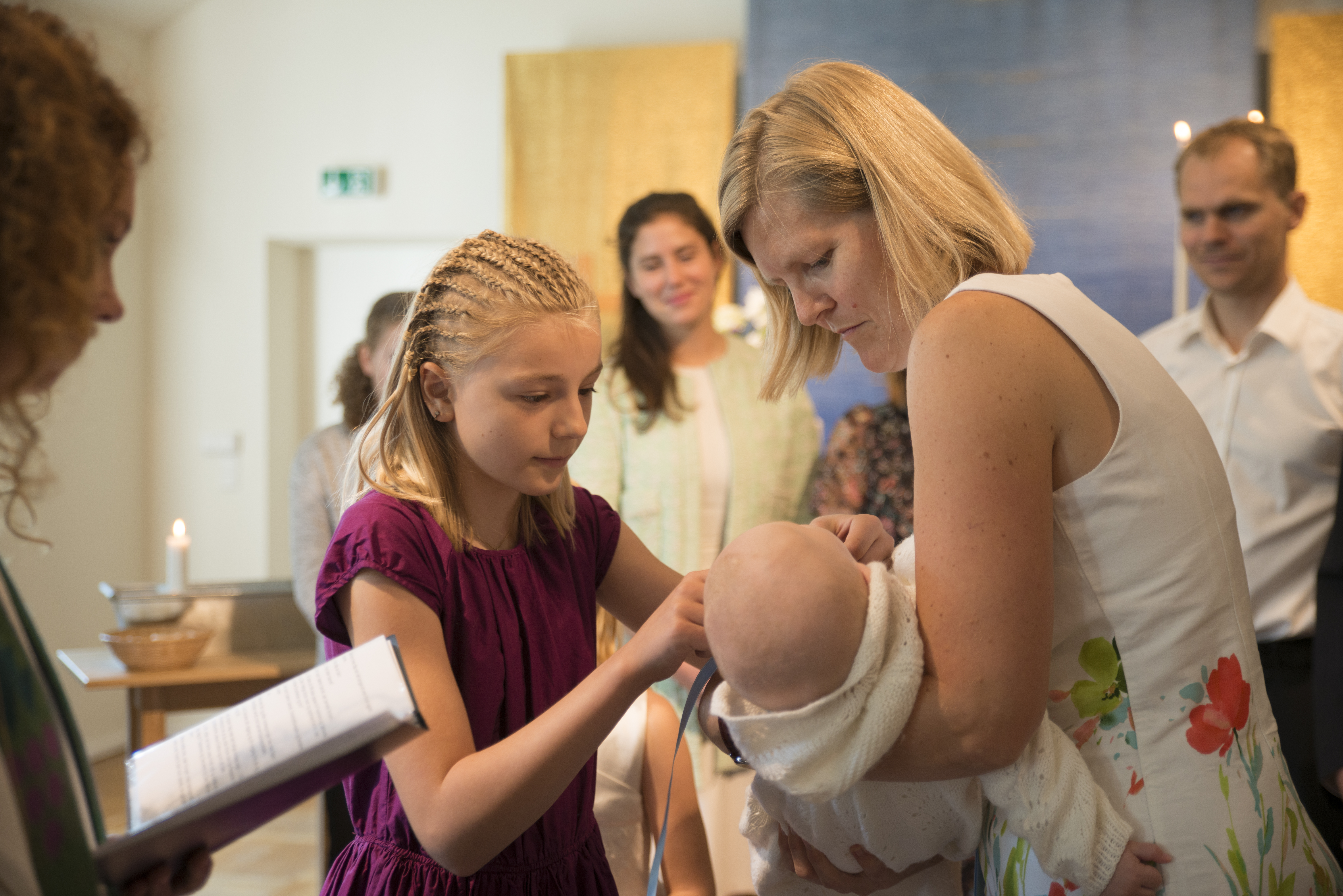 Nora bistår under dåpen. -