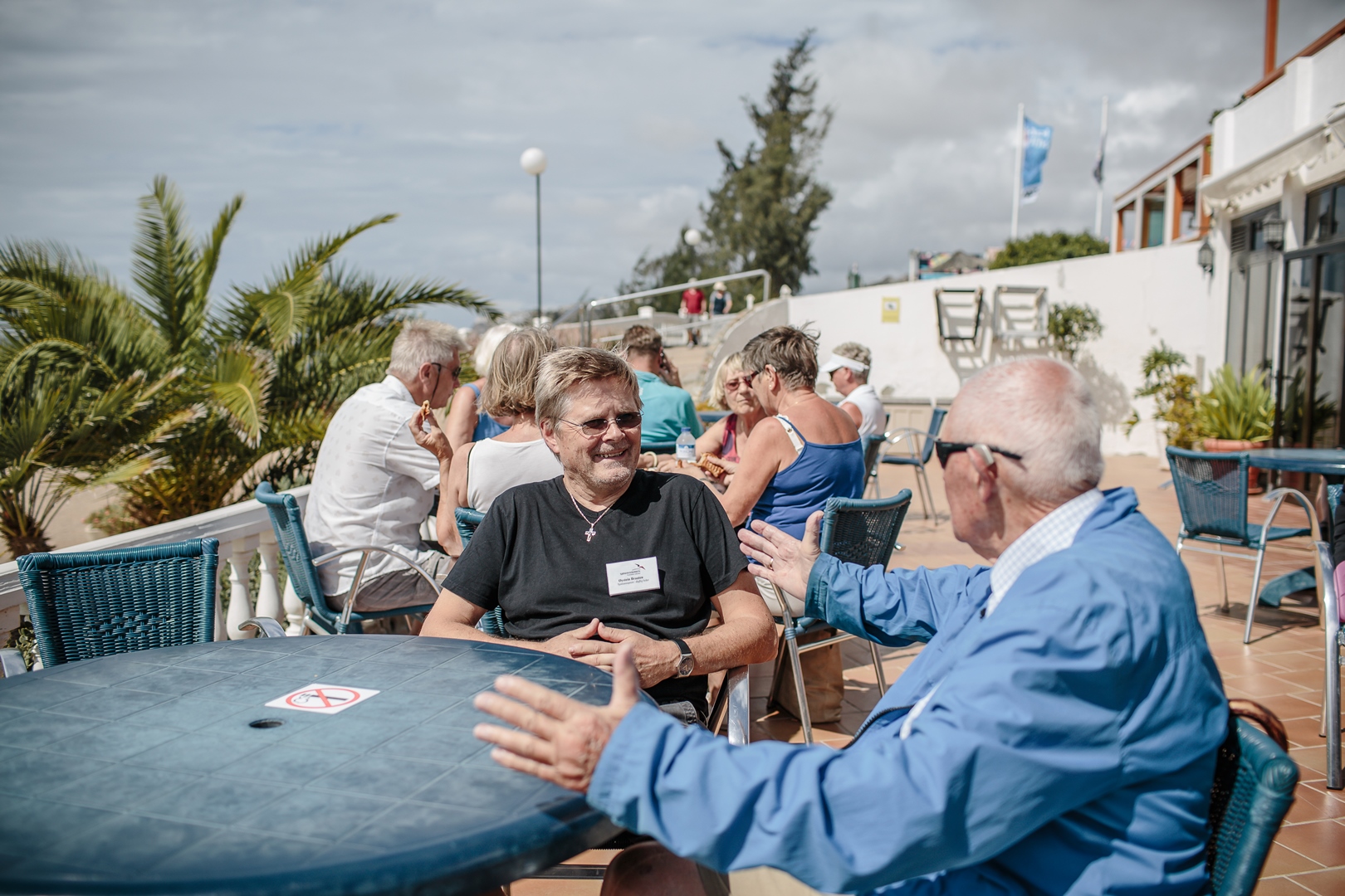 Møteplass -   Øystein Braaten i samtale med en av mange kirkebesøkende på Gran Canaria.
