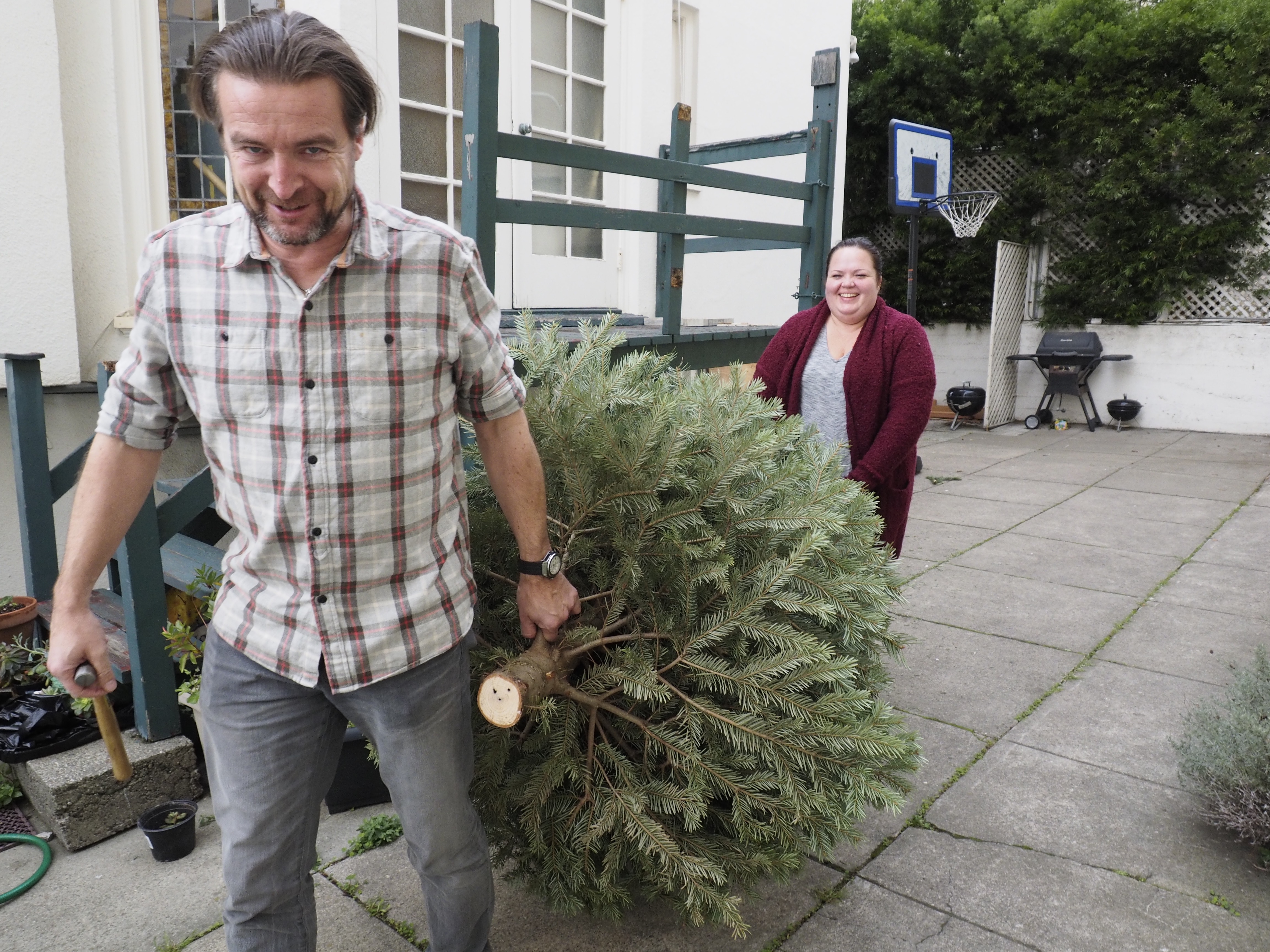 Det er mye som må gjøres i juletider ved en sjømannskirke. Her er sjømannsprest Gisle Meling og husmor Liv-Helga H. Fure i aksjon.