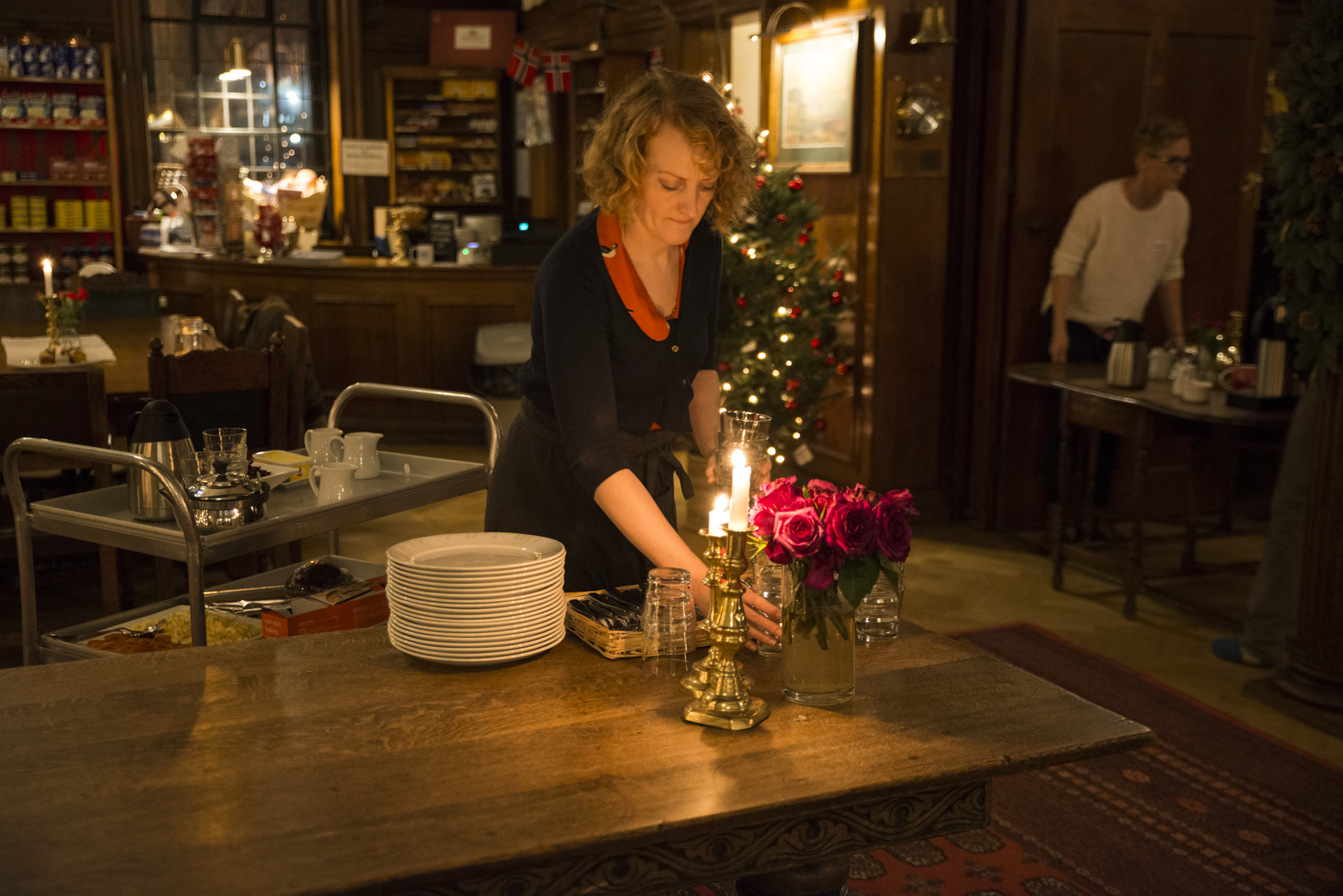 Vertskap Line Ådland gjør klart til servering av kveldens måltid. -