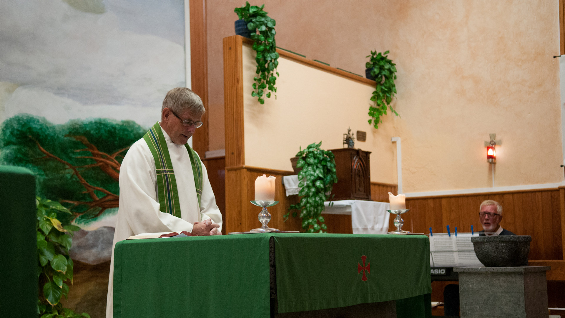 Playa Blanca. -   Fire lørdager i høysesongen feirer Sjømannskirken gudstjeneste i den katolske kirken i Playa Blanca. Knut Kaldestad er prest og vinterassistent Åge Bognø er organist.
