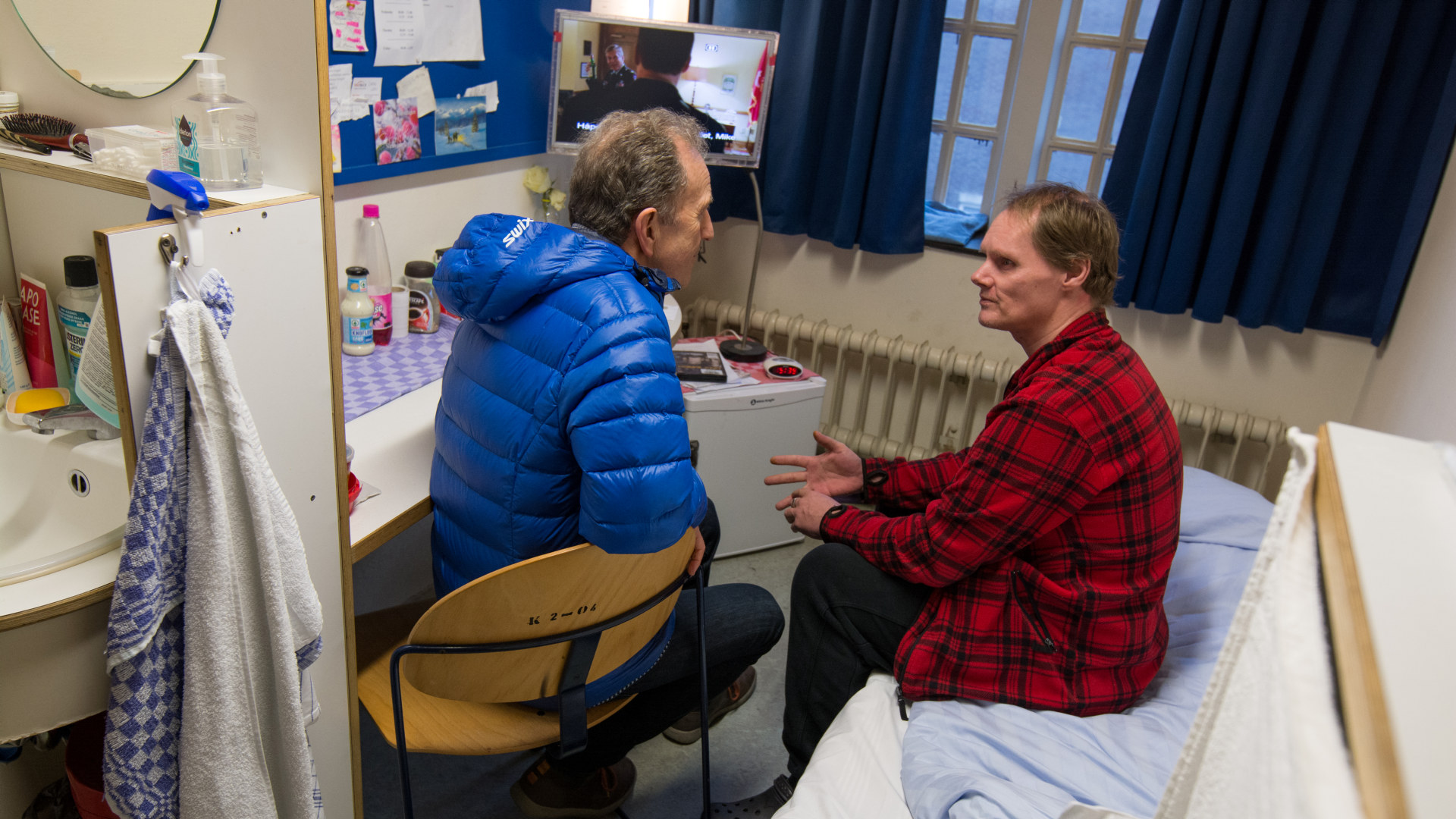 Diakonal medarbeider Kjell Ness i samtale med innsatte William. -