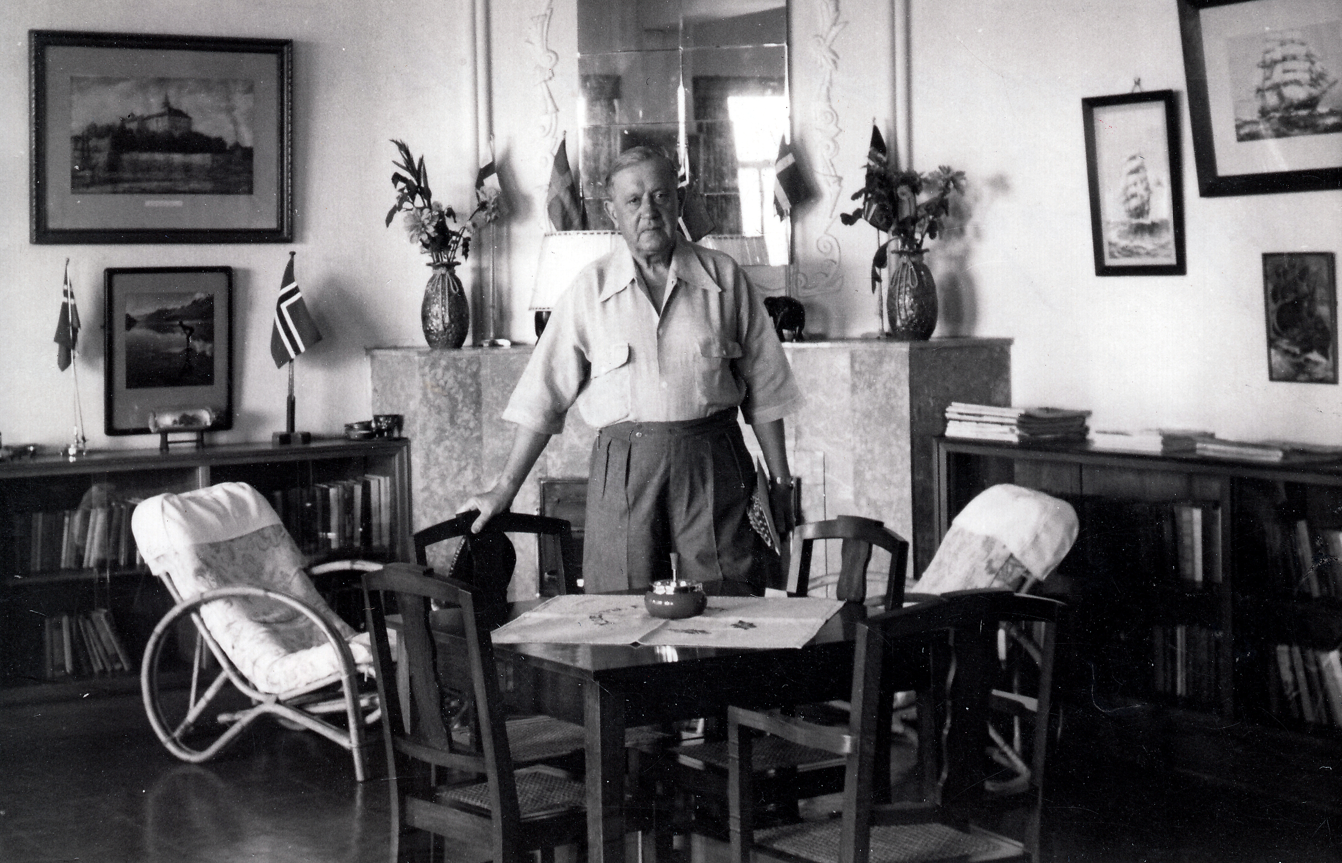 Johan Nielsen i kjent positur. Bildet er fra Sjømannskirken i Hong Kong i 1955.