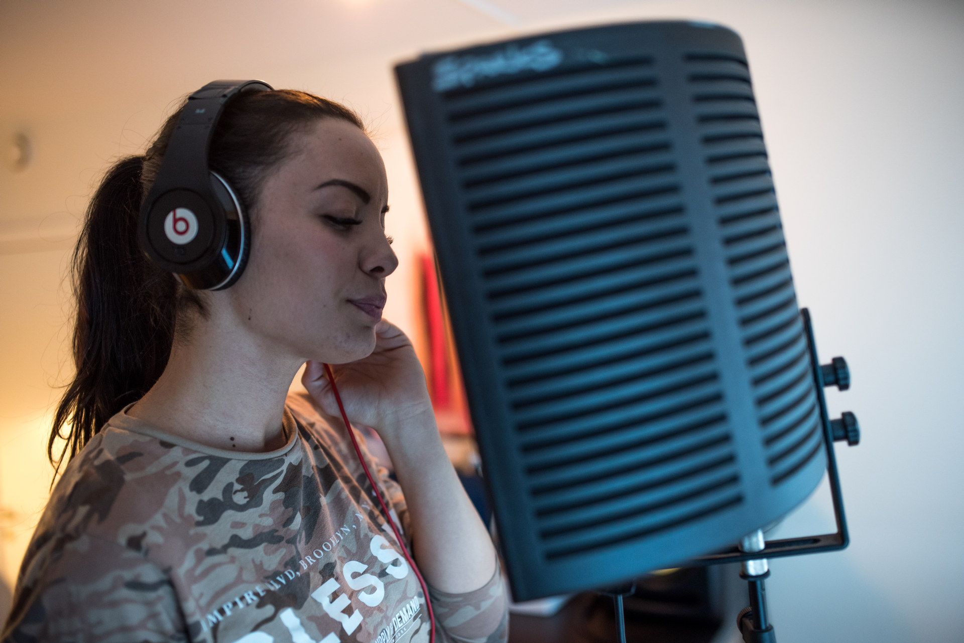 Musikk som terapi -   Nikita rapper ut frustrasjonen og smerten i sangen ＂Livet går videre＂.