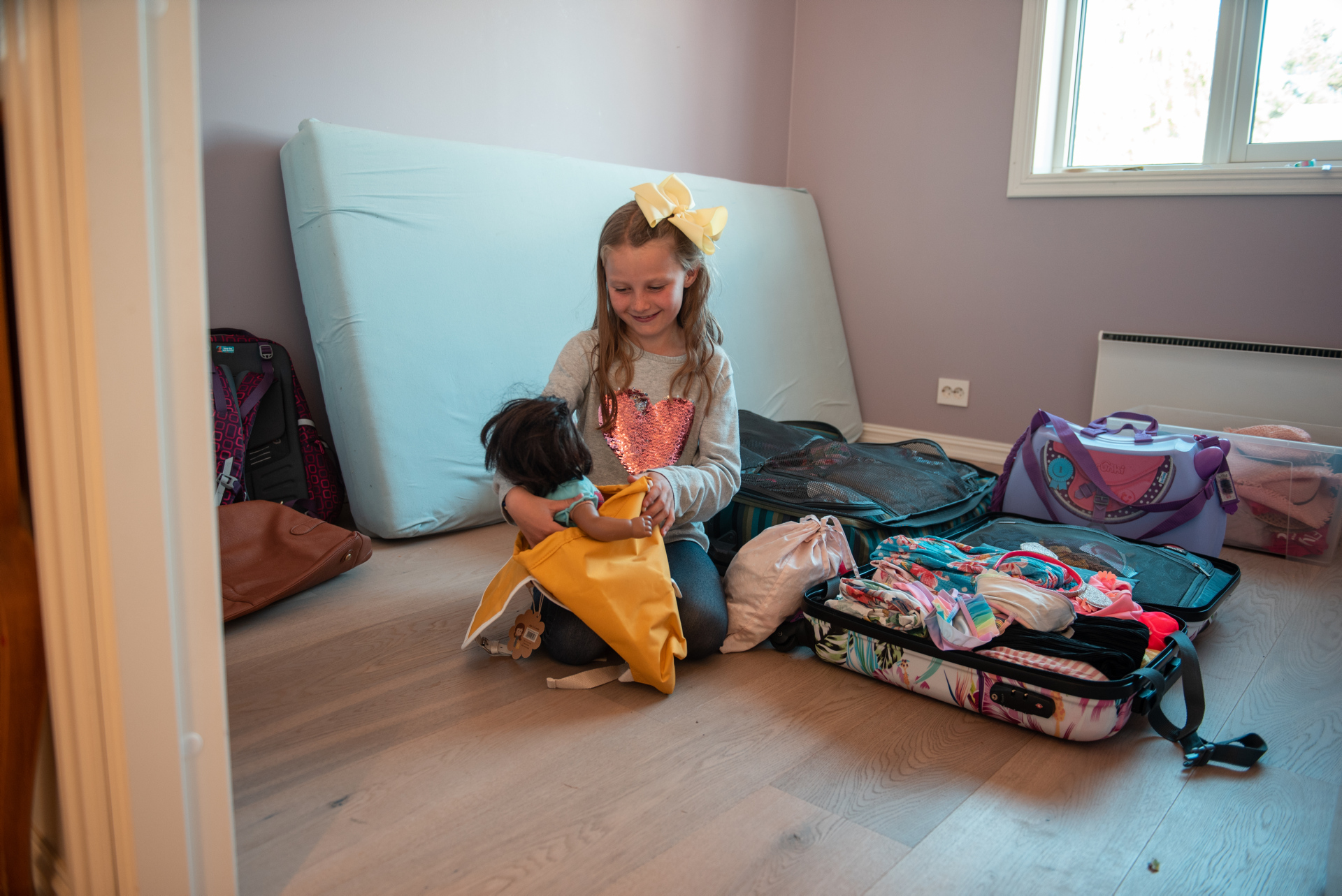 Simone Husby (9) synes det er trist å reise fra venninnene sine, men hun gleder seg også.