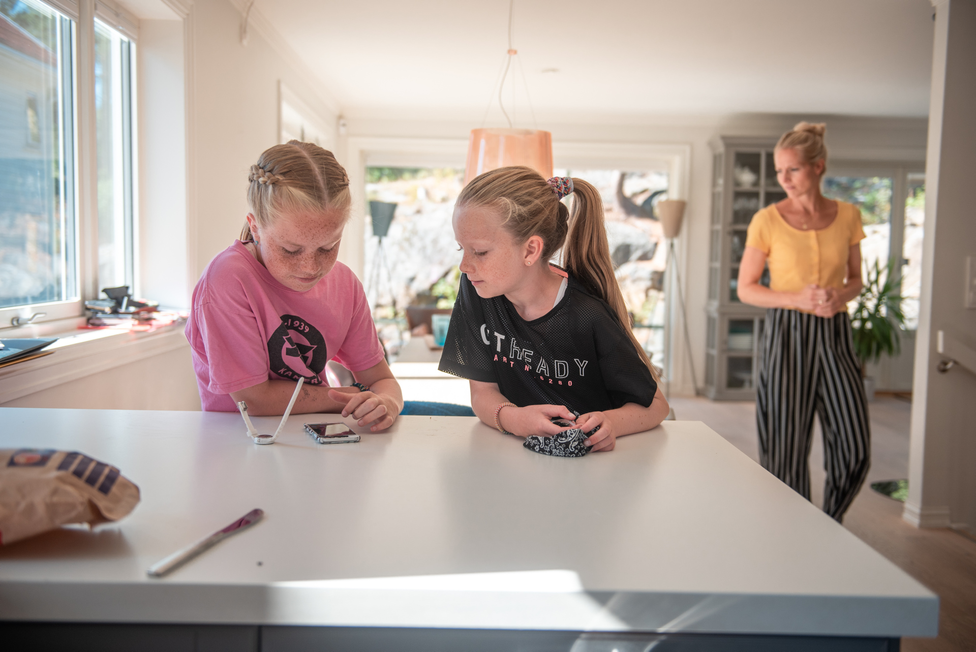 - Jeg begynte å gråte da jeg fikk vite at Leah skulle flytte, sier Ane Ask. Bestevenninnene tilbringer siste dagen sammen før Leah reiser med familien til USA.