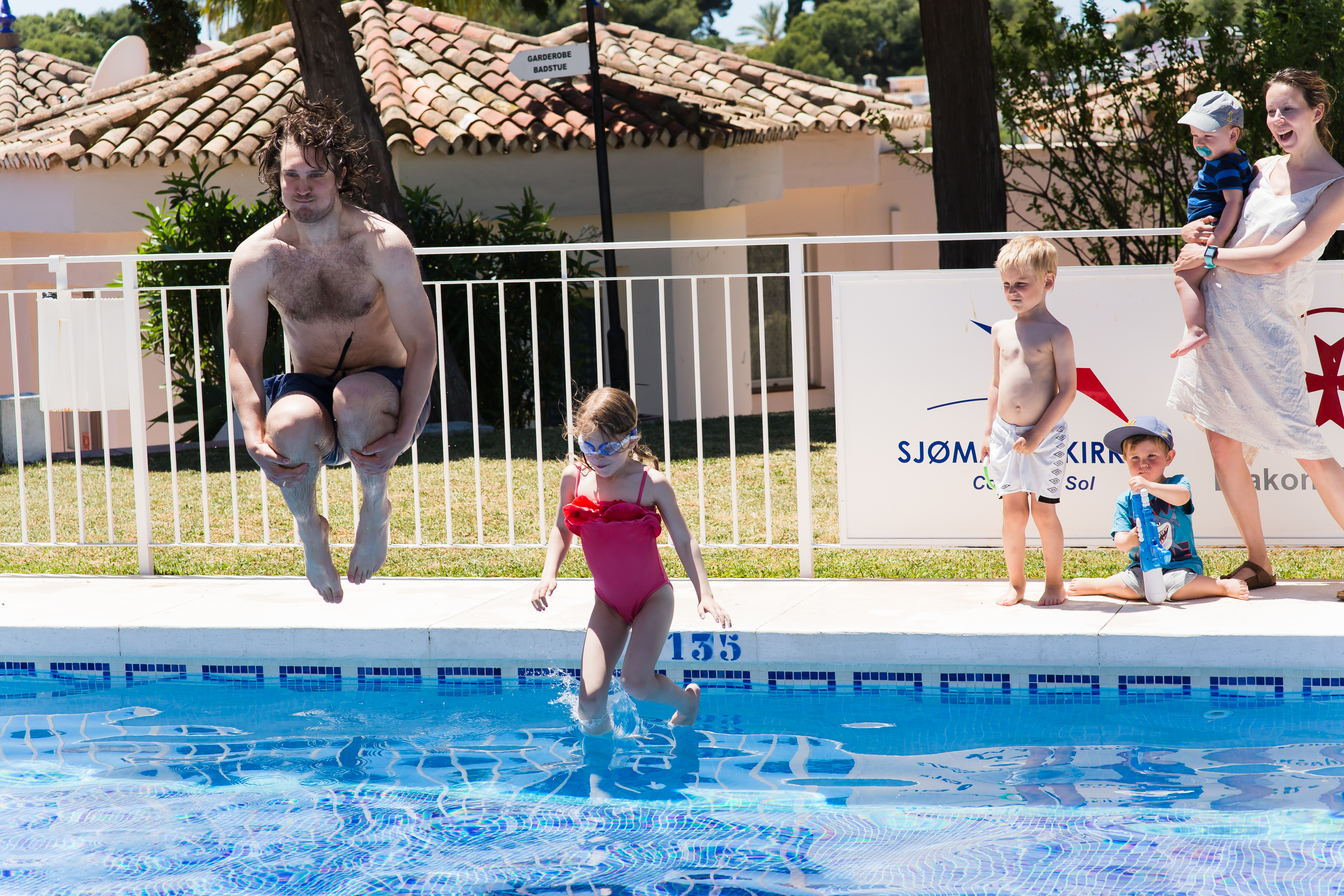 Familien Vetrhus stortrives i bassenget ved Sjømannskirken på Costa del Sol.
