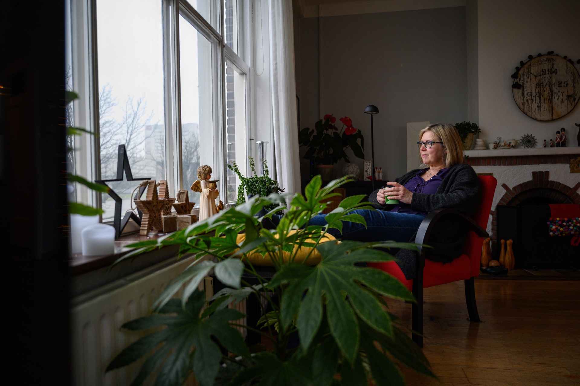 Fra sitt hjemmekontor i Rotterdam holder Astrid Øksnes Stenholt oversikten over hvor det er norske sjøfolk.