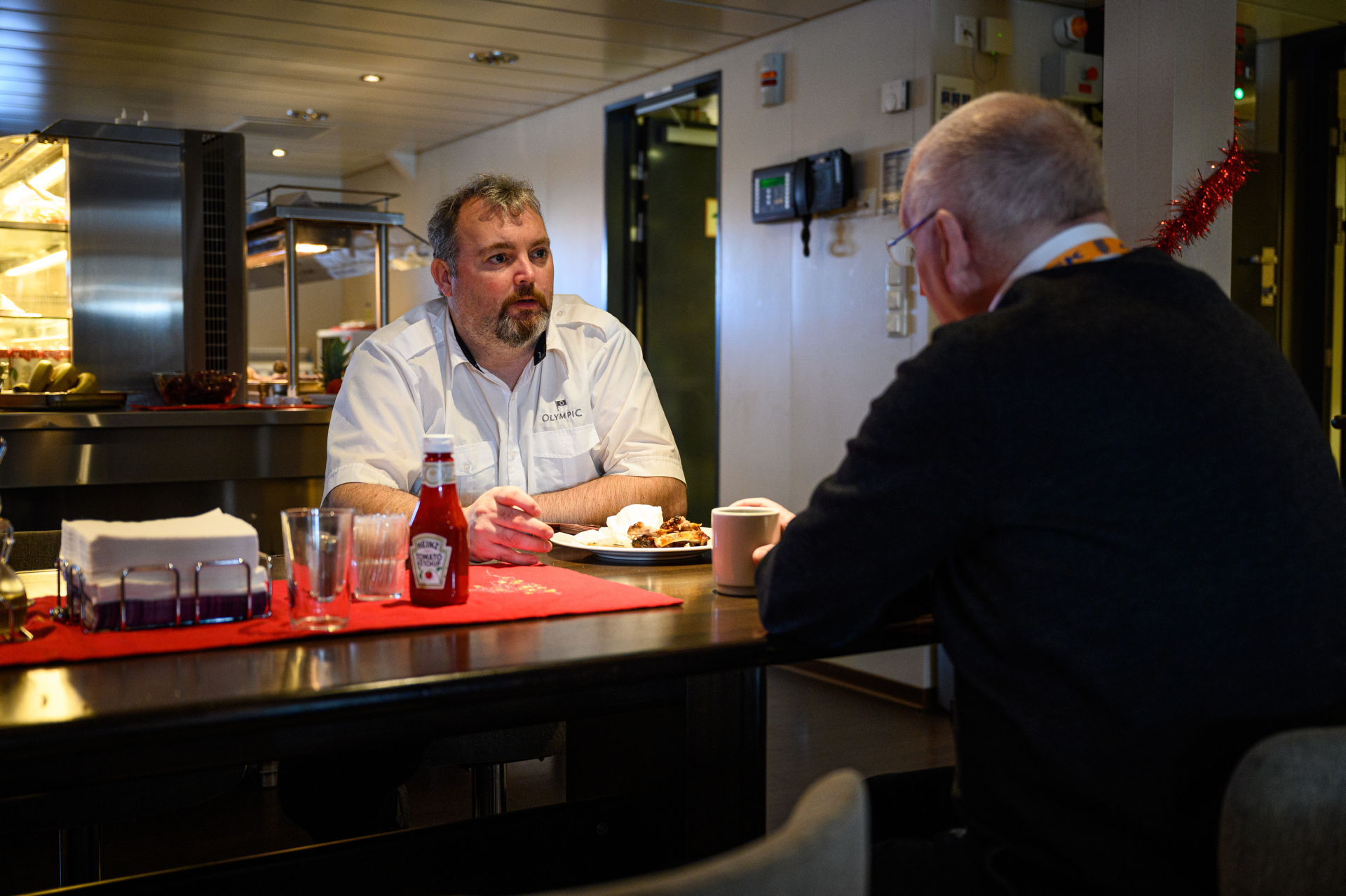 Stuart Tommy Drønnesund setter pris på en hyggelig kaffeprat, men understreker også betydningen av å vite at Bakkedal aldri er langt unna hvis det skulle være noe mer alvorlig.