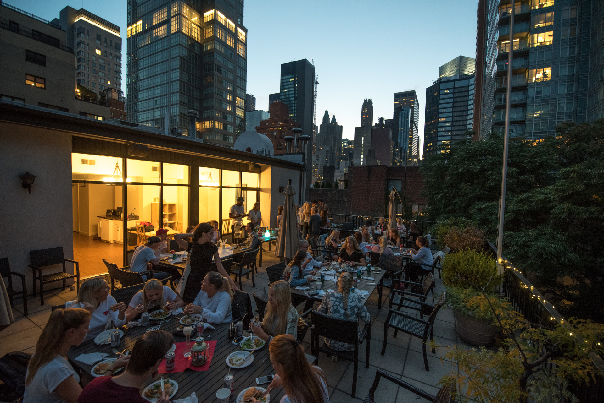 Sjømannskirken i New York har en takterrasse der blant annet unge i byen samles til grillkveld.