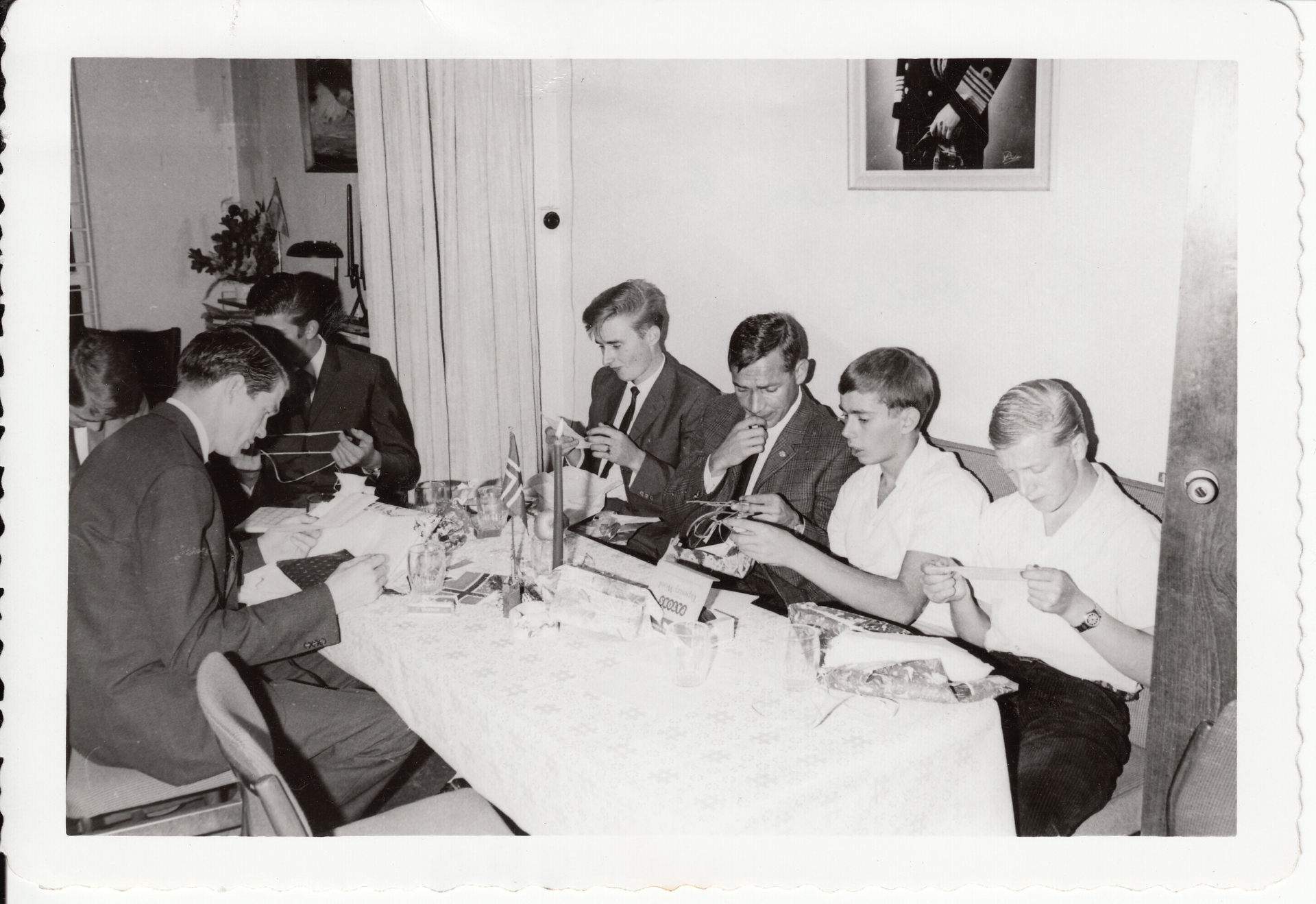 Det ene verset i sangen handler om Sjømannskirkens betydning for sjøfolk. Dette bildet er fra Hong Kong, da sjøfolkene kom til kirken for å lese brevene sine.