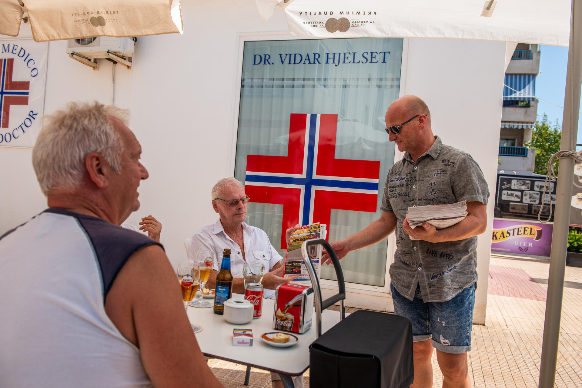 Selv om han har travle dager med jobb og barn, trives redaktør Terje Aspdahl bedre i Spania enn i Norge. Her leverer han ferske aviser til nordmenn i Albir.