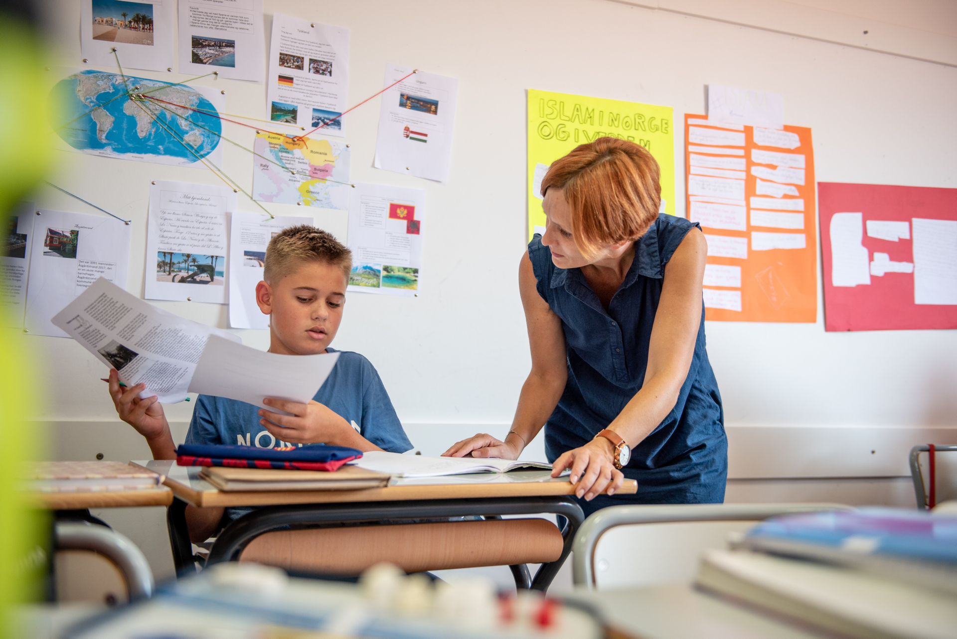 Lærer på Den norske skole Costa Blanca, Anne Birgitte Johnson, har funnet seg til rette med å ikke være fullintegrert i det spanske samfunnet.Her hjelper hun Ole Vareide Augestad i syvende klasse.