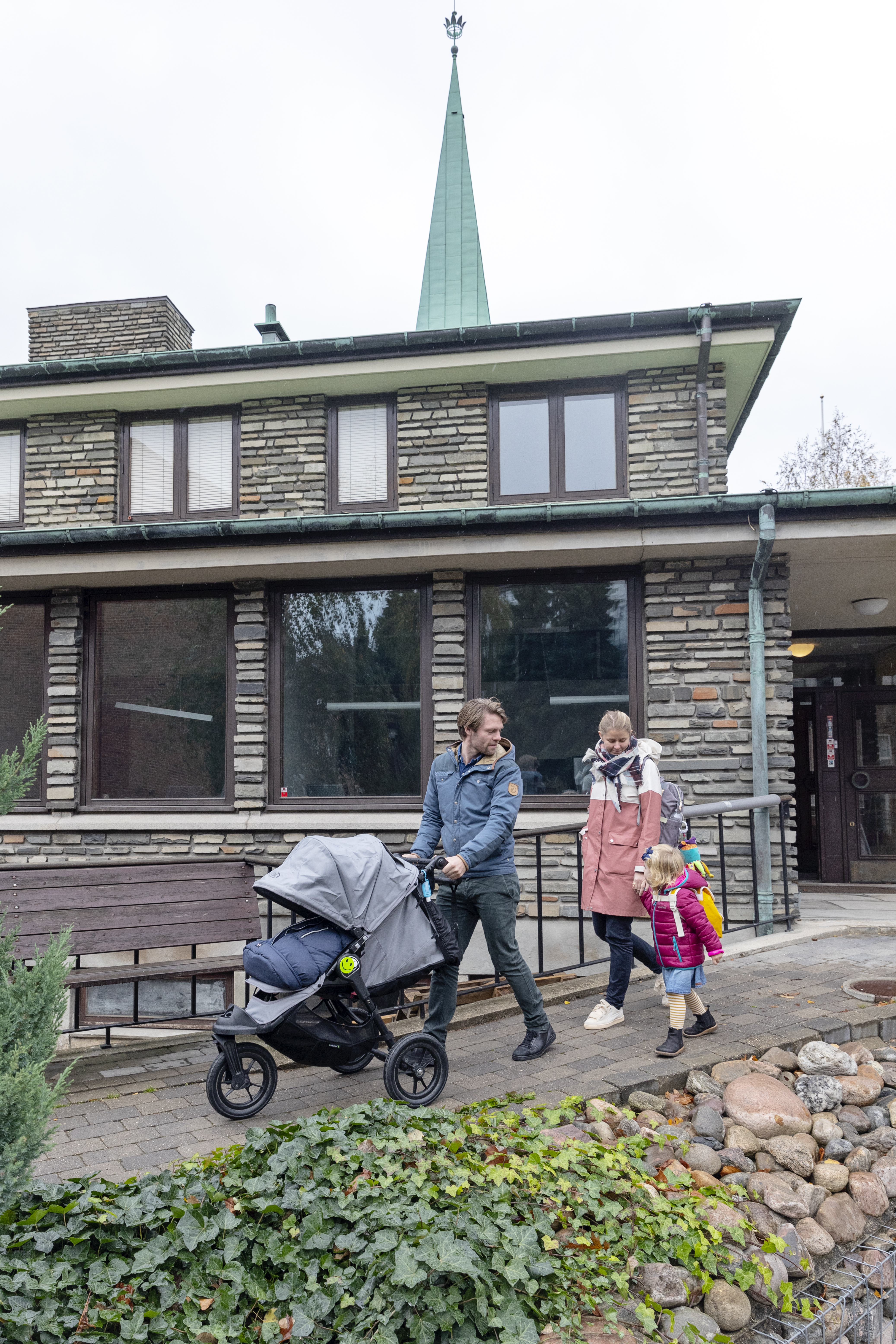 Danske Kasper Ardahl Larsen og norske Maren Holmboe Berg er glade for at døtrene Iben ogAnna kan bli kjent med norsk språk og kultur i Sjømannskirken i København.