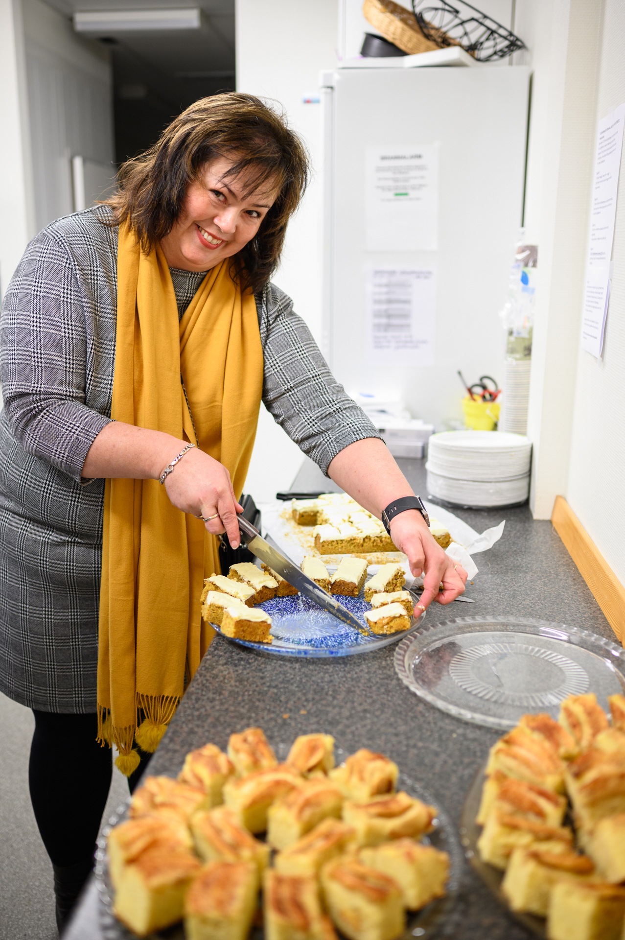 Sjømannskirken har betydd mye formannskapssjef Brit Ytrebø. Derfor stiller hun gjerne som frivillig på kjøkkenet under sangkvelden.