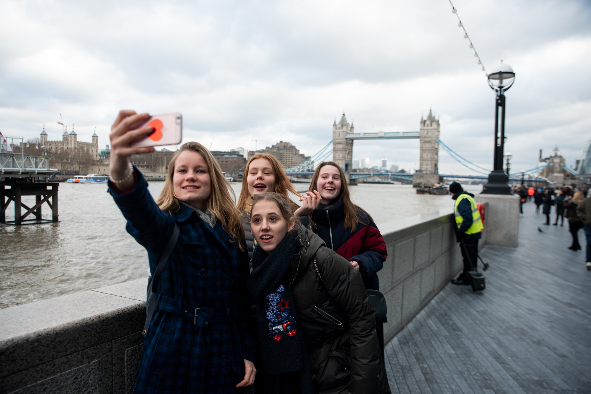 Selvsagt blir det selfie foran Tower Bridge! Fv: Gina Bjørgo, Dina Dyndal, Letizia Kahl og Juliane Steinsrud.