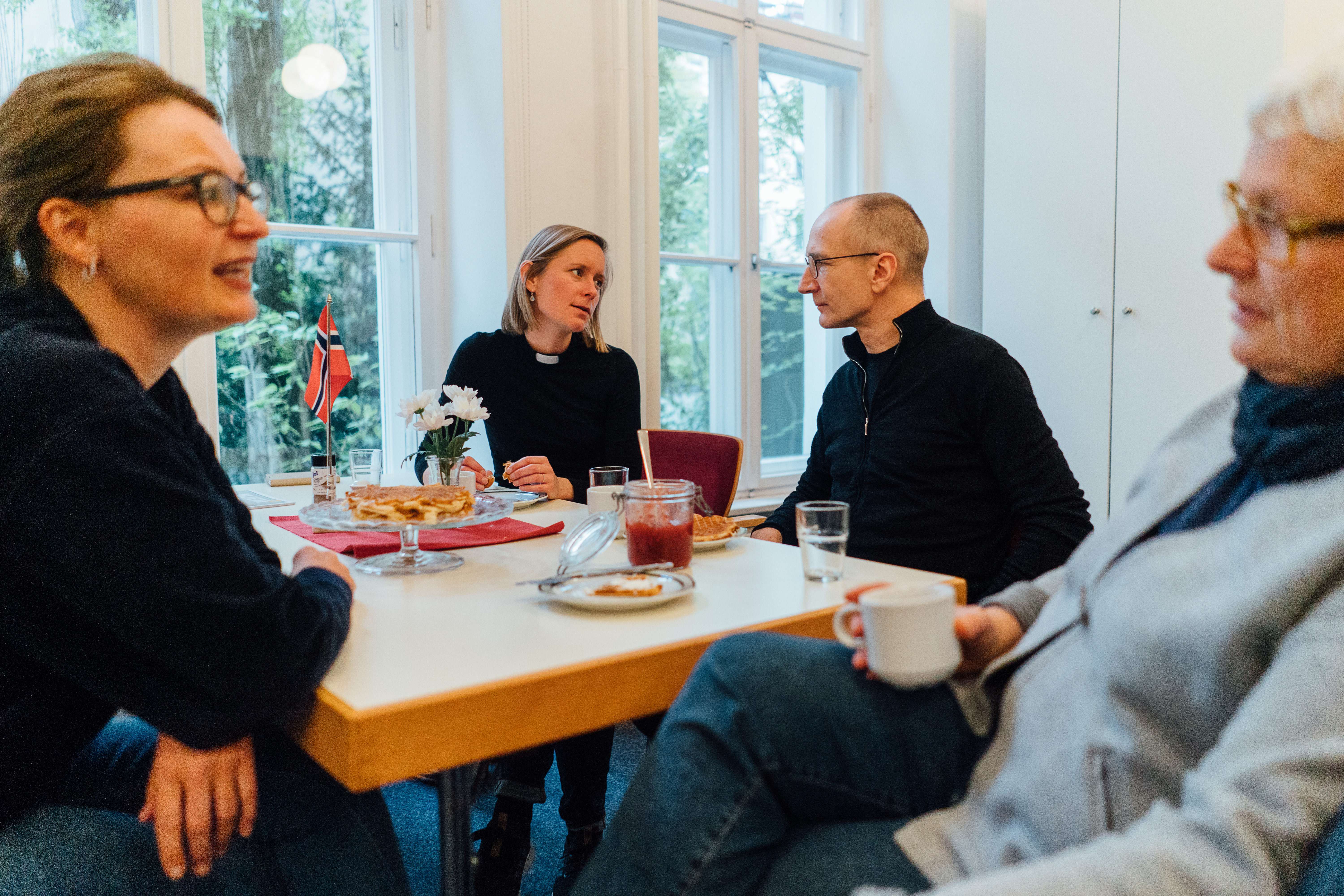 Samtale rundt kaffebordet. F.v. operasangerinneTonje Haugland, sjømannsprest Kristin Heskje, pensjonert sjømann Aage Sundby og tidligere førskolelærer Grete Angelsen Hesebeck.