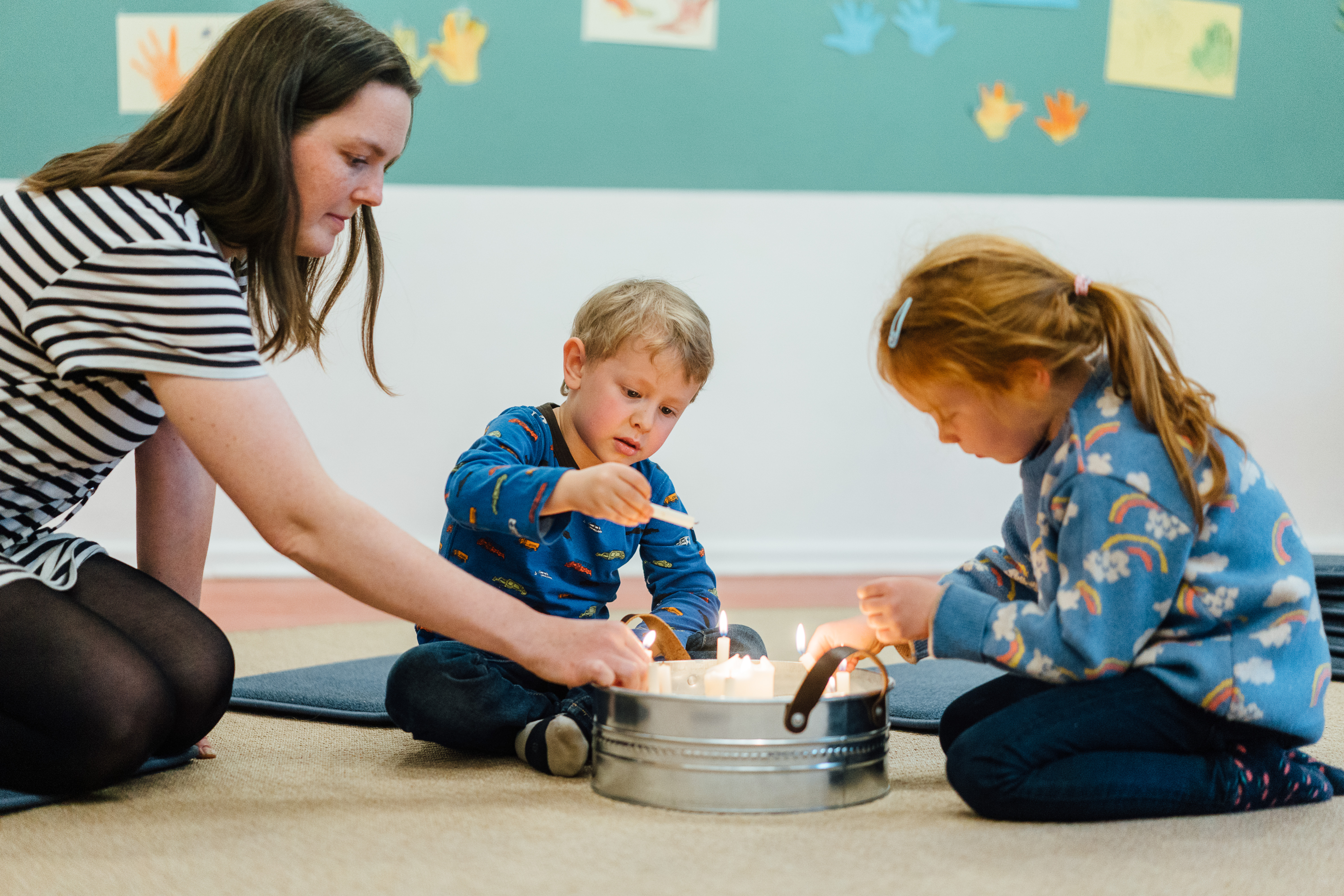 Småbarnstreffene er populære både for voksne og barn i Berlin. Tone Knutson Holmgren tenner lys sammen med barna.