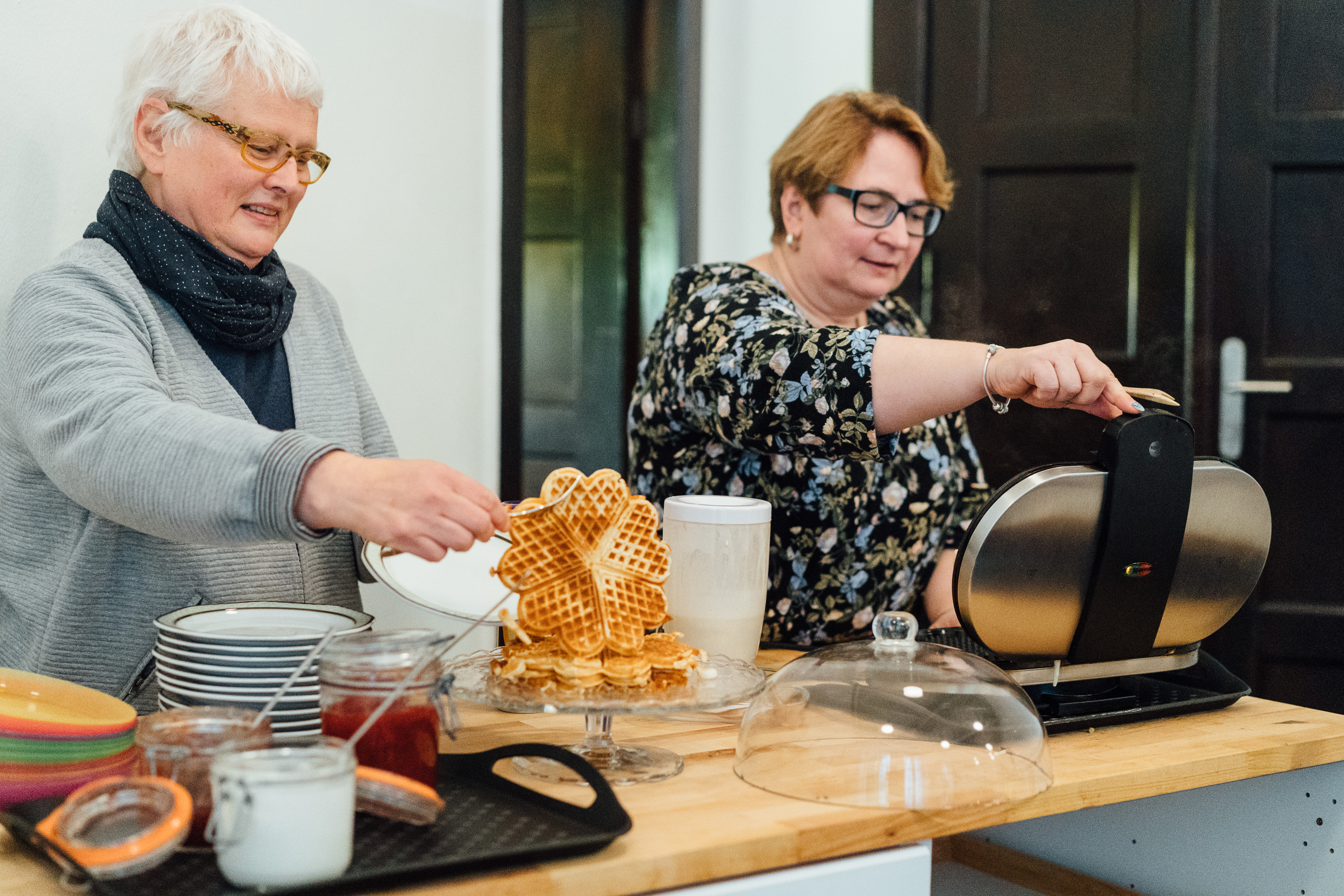 Ingen sjømannskirke uten vafler. Grete Angelsen Hesebeck og Kjersti Hesthagen sørger for at det er nok hjerter til alle som vil ha.