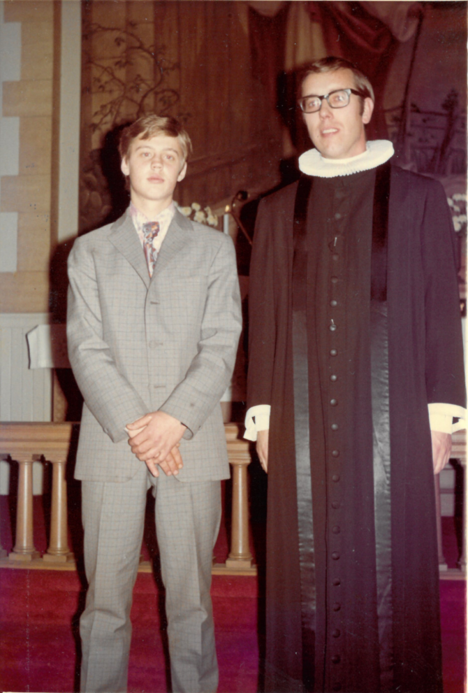 Sjømannspresten og konfirmanten avbildet på den store dagen i 1971 i Sjømannskirken i Baltimore.