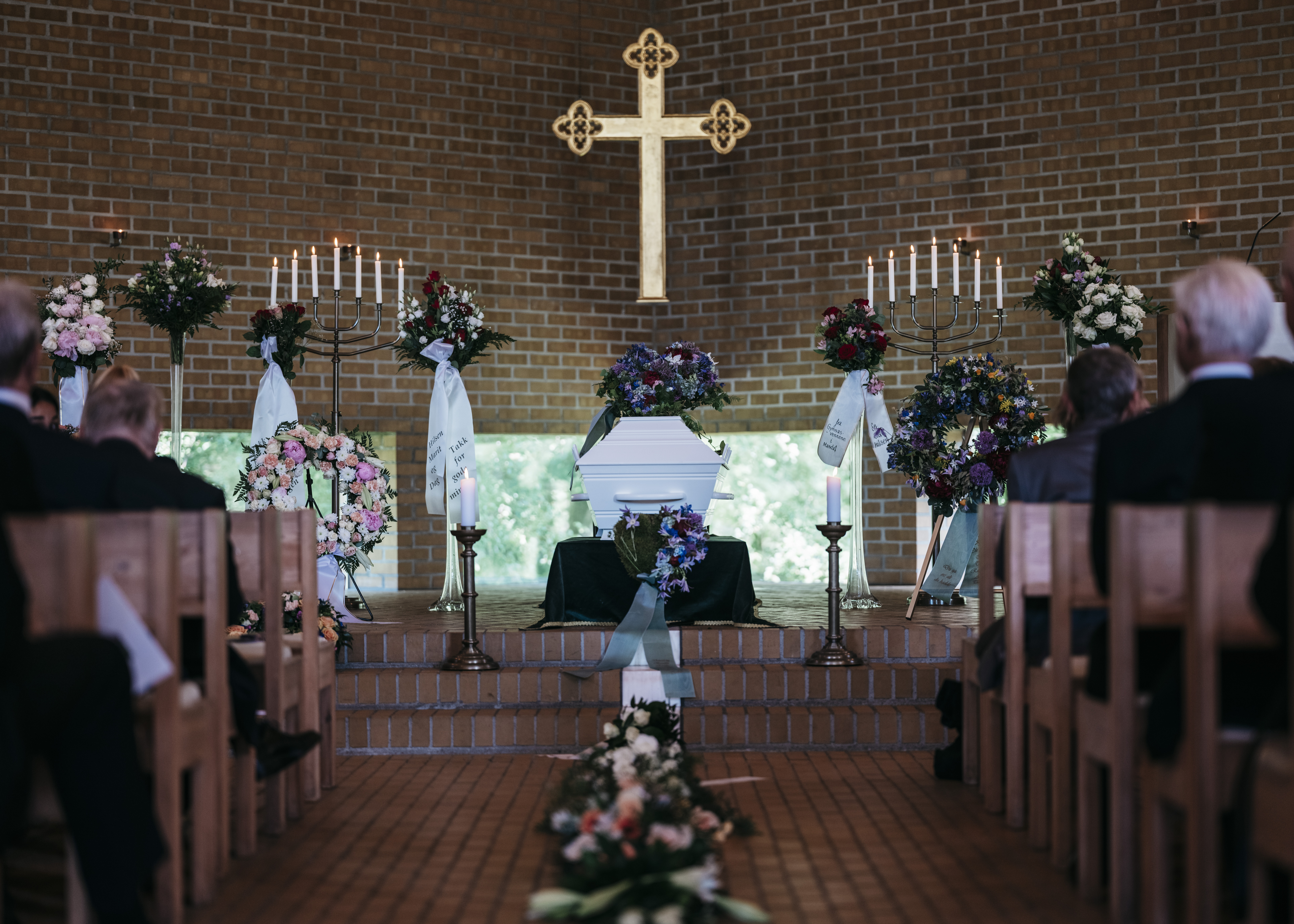 Tjensvoll kapell var fullsatt da familie, venner og bekjente tok avskjed med tidligere sjømannsprest Ottar Larsen fredag 7. juni 2019.