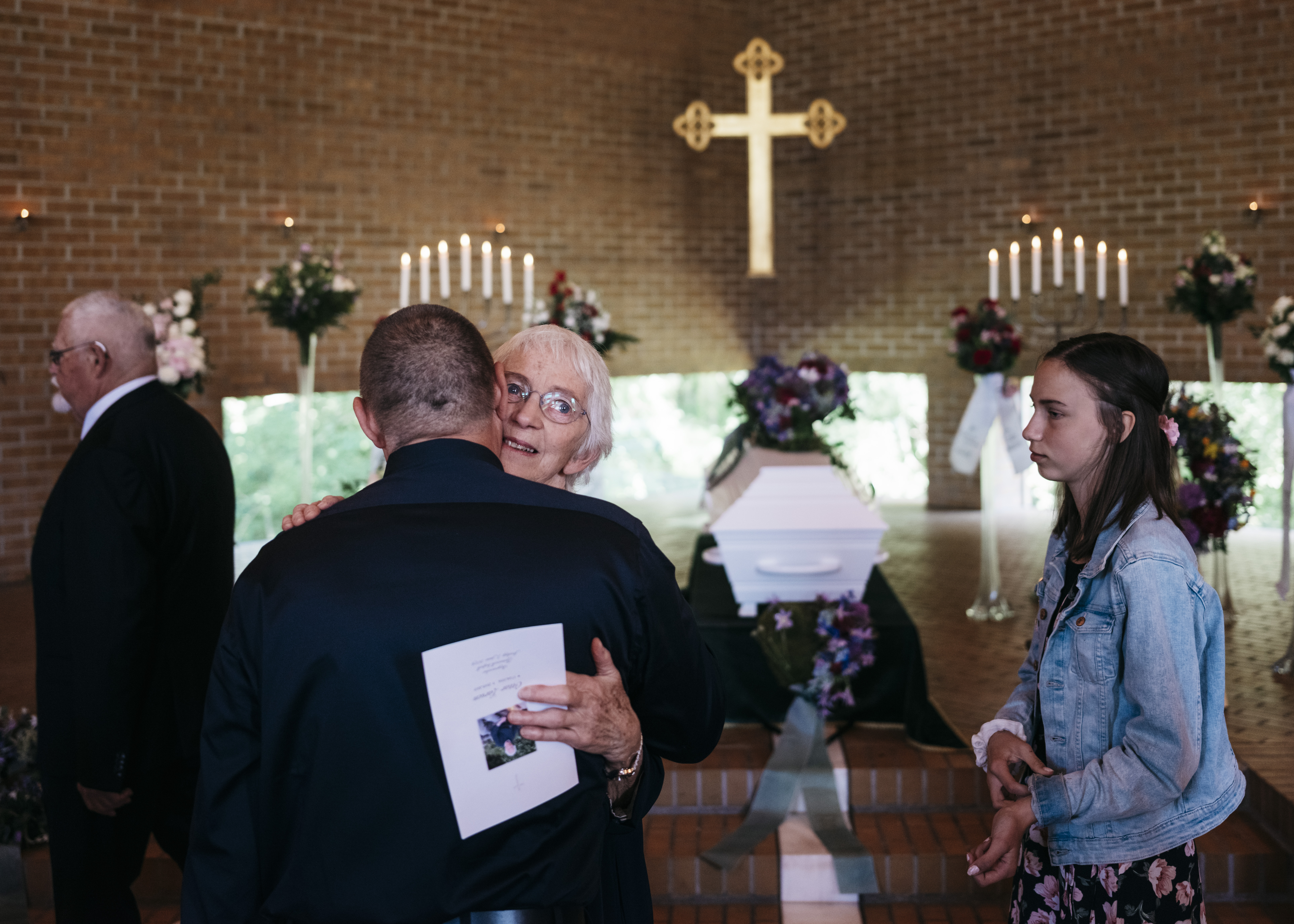 Ottar Larsens enke, Solveig Bull-Njaa, gir Arild Andresen en god klem og takker for at han kom.