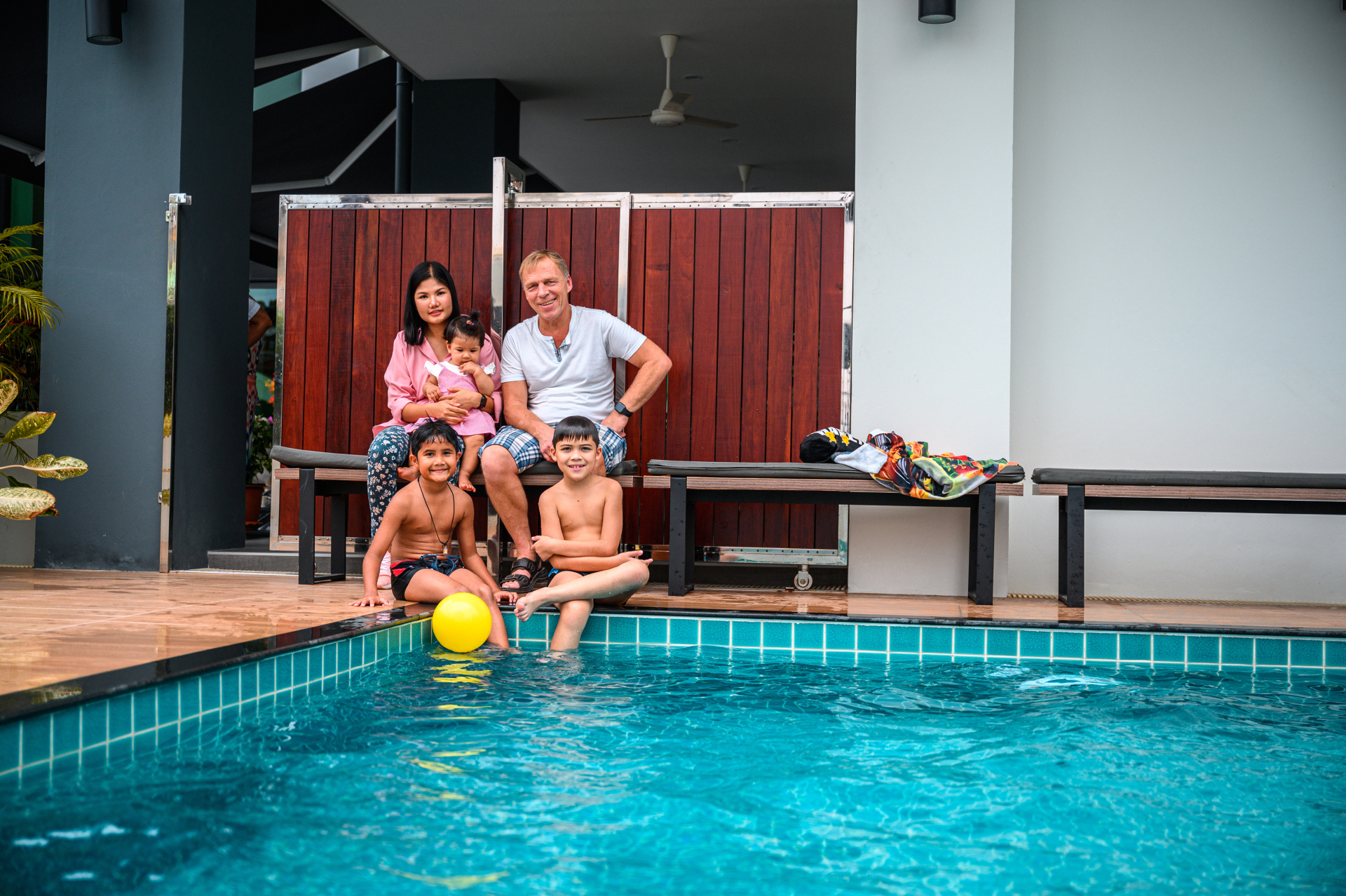 Hver uke er det barneklubb i Sjømannskirken i Pattaya. Da får Metis (9) og Sun (10) et innskudd av norsk språk og kultur. Elisa (ti måneder) er ennå litt for unge og venter med foreldrene Amm og Rune Eie.