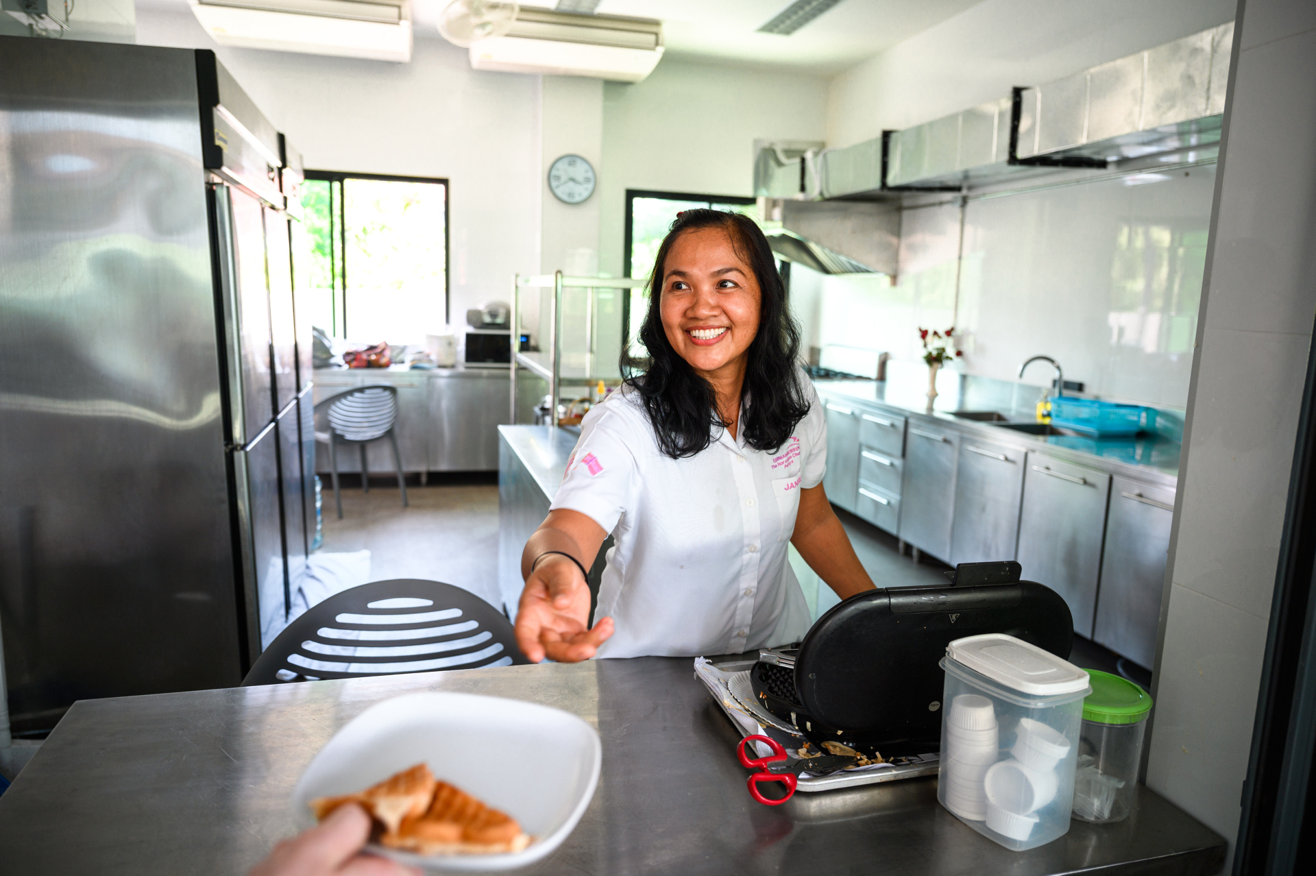 Jansila Nyvoll sørger for at folk blir mette av grøt og vafler. Selv foretrekker hun thai-mat. - Men jeg liker vafler litt, sier hun og ler.