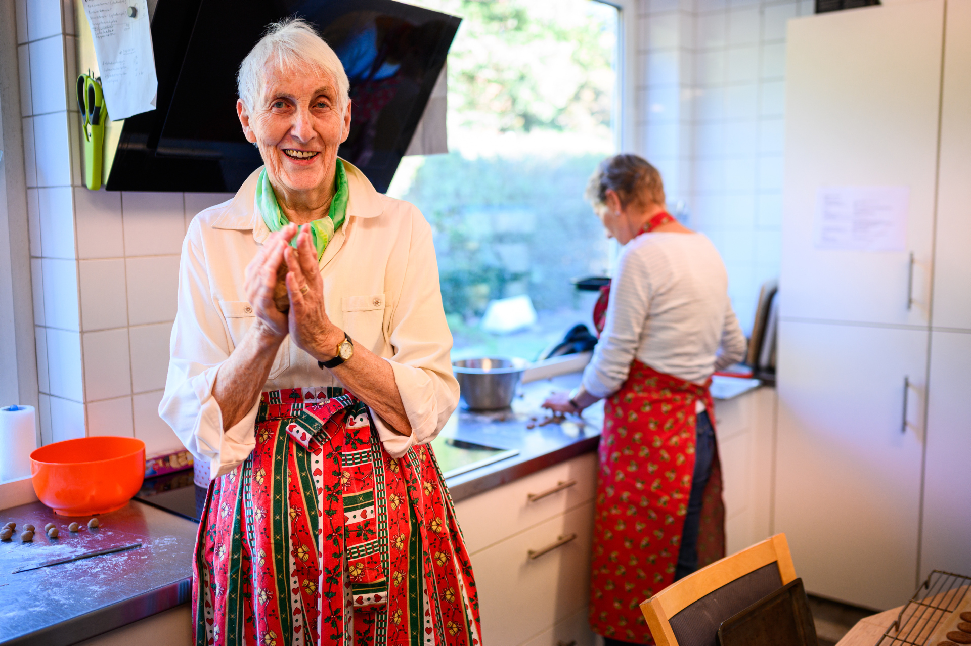 I dag baker de huldakaker, og Wenche Schütze ruller deigen til små klumper før de skal i ovnen.