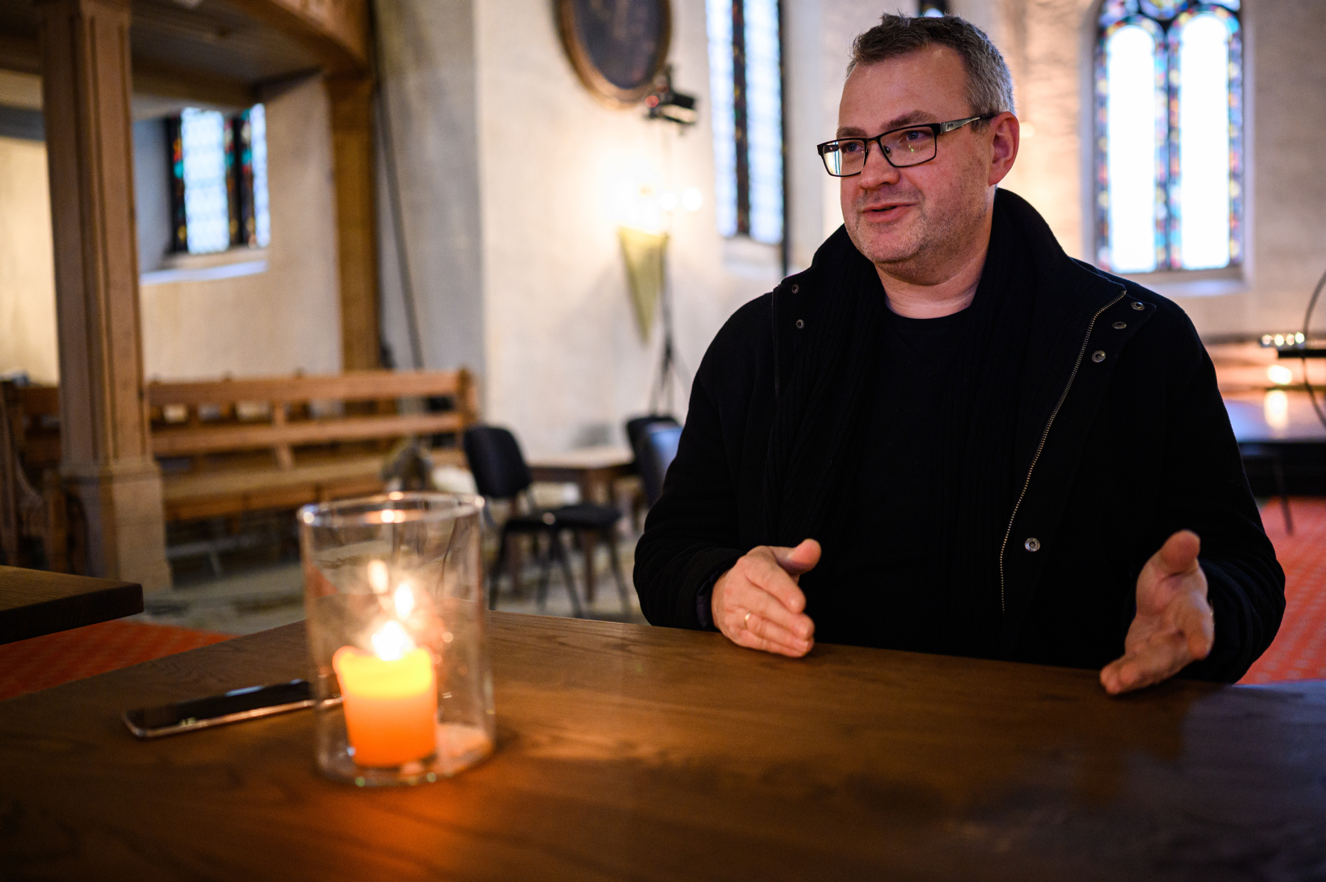 Hver julaften spiller Vidar Eldholm piano i gudstjenesten i ærverdige Korskirken fra 1100-tallet.