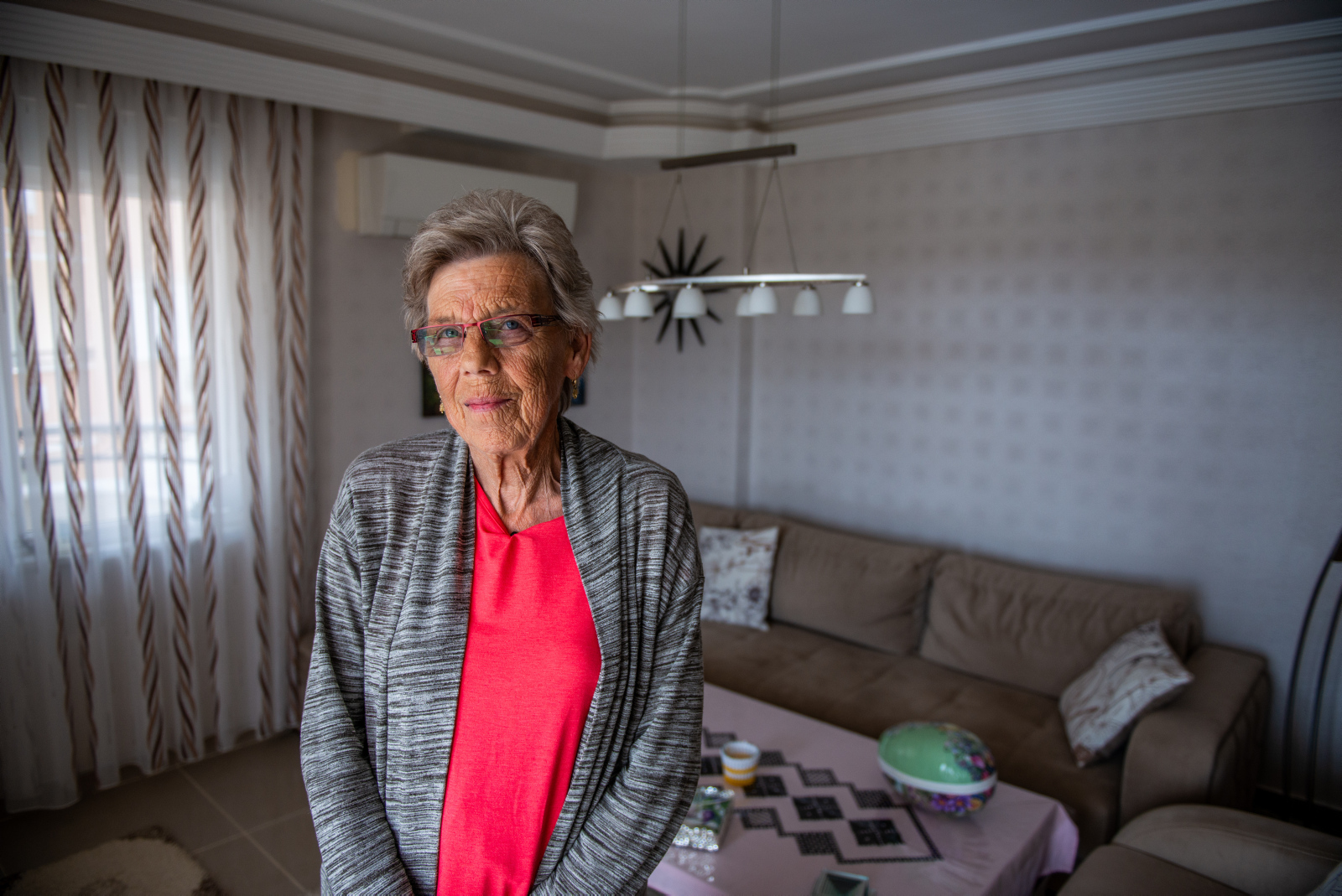 Dagene blir ekstra lange for Lisbeth når hun ikke får lov til å gå ut av leiligheten. En god bok hjelper med å få tiden til å gå, men savnet etter å møte andre er stort.